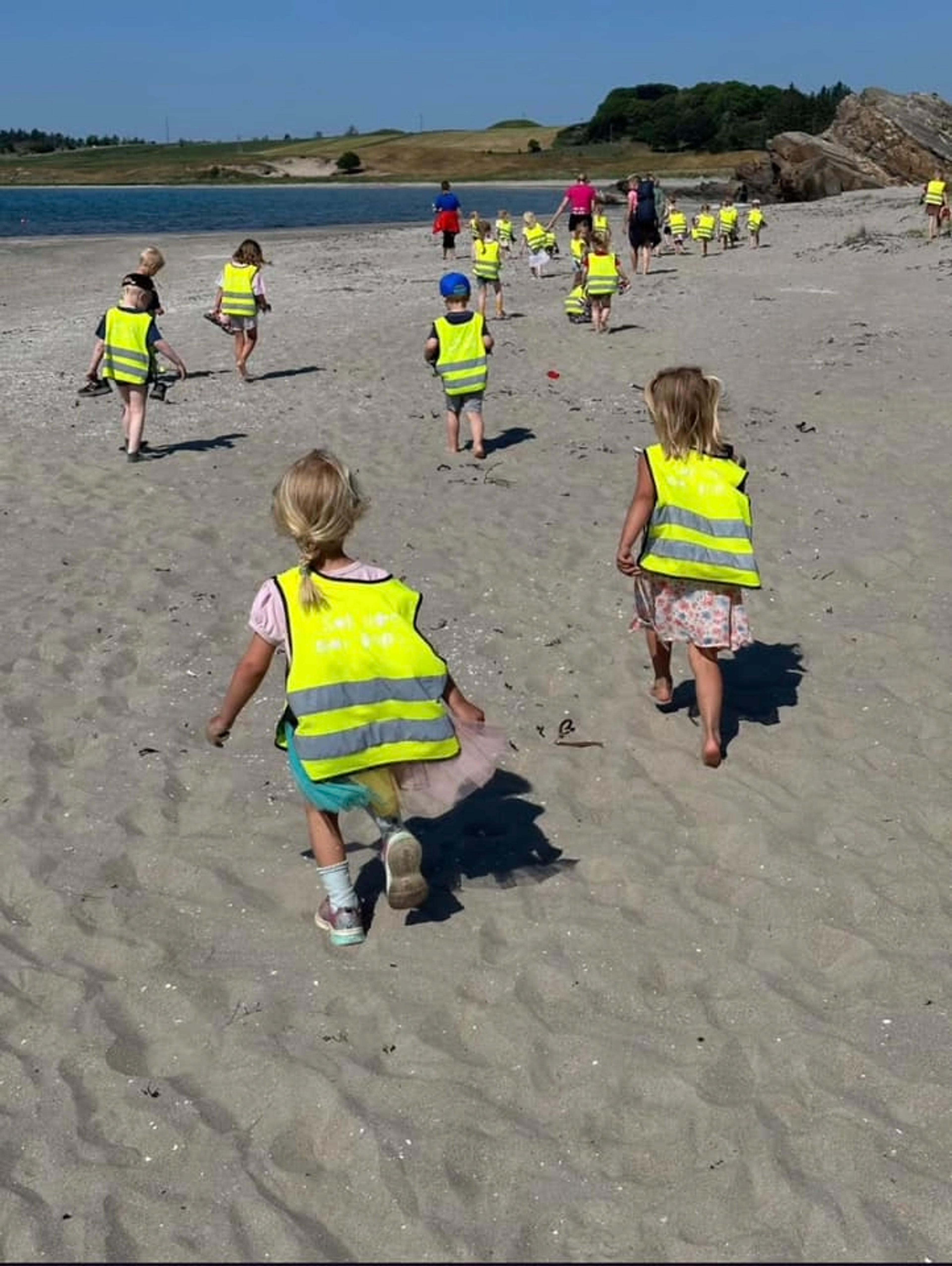 Barn på tur til stranden - Espira Husebyparken