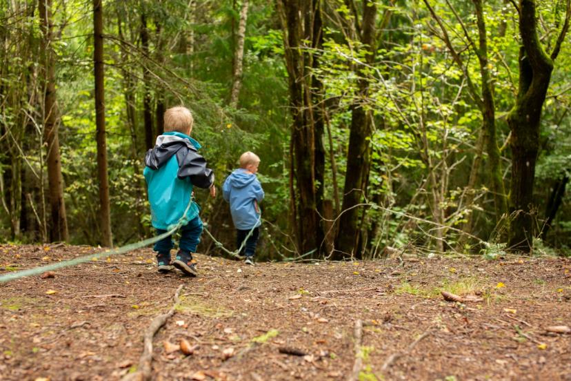 To barn leker i skogen. 