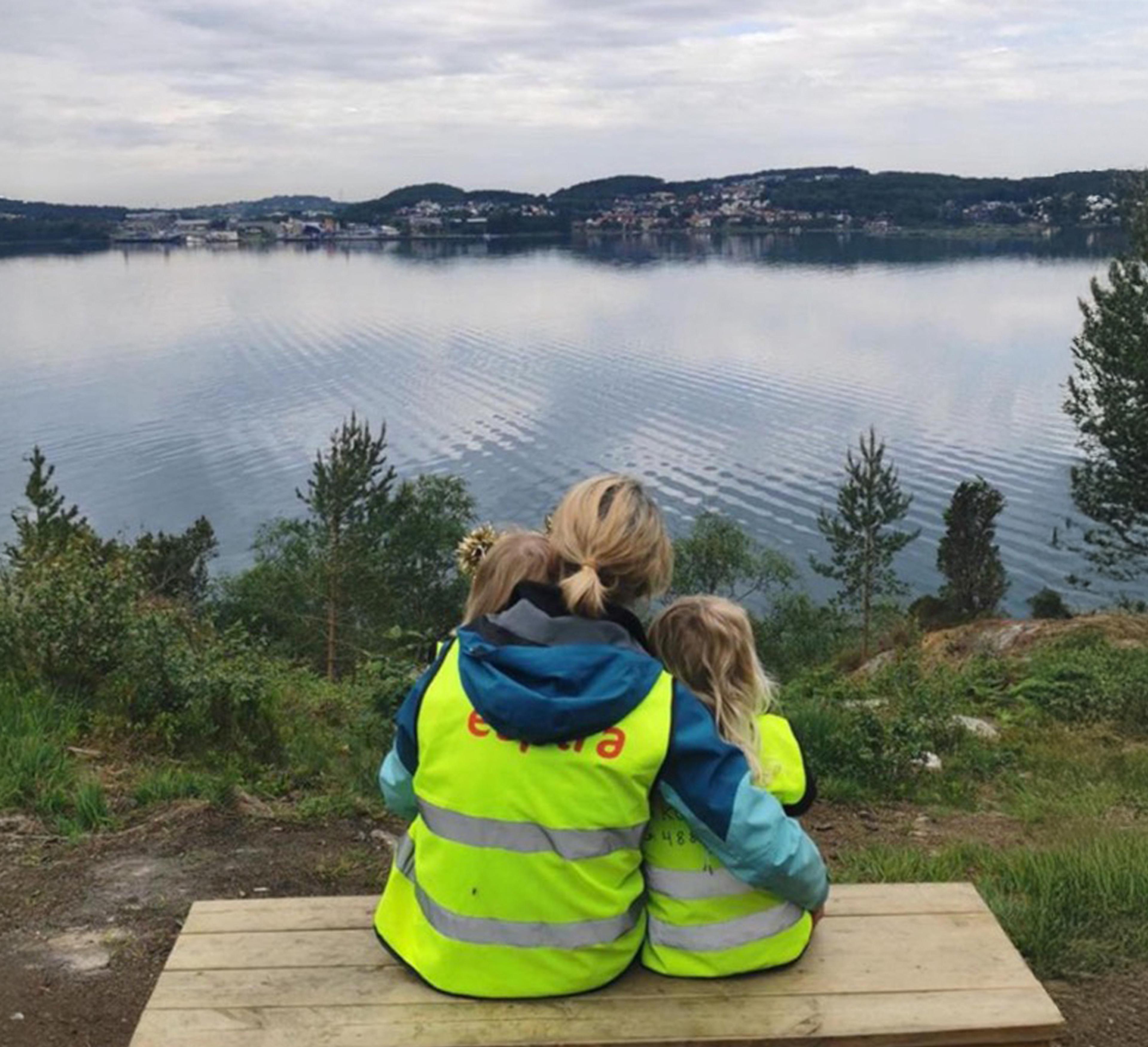 Espira - ansatt som leser bok med barn (illustrasjonsbilde)