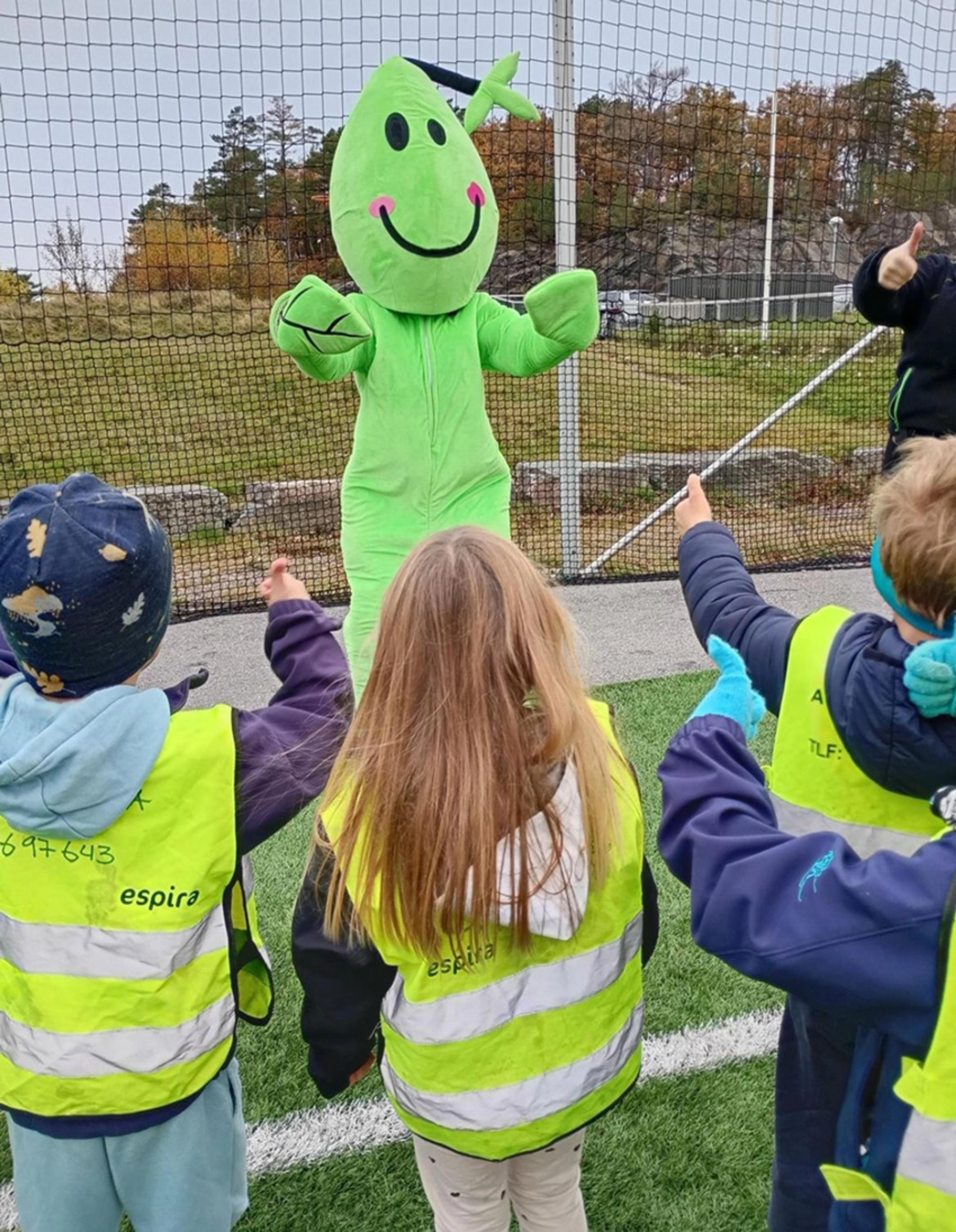 Barn i Espira Dvergsnes danser med Spire