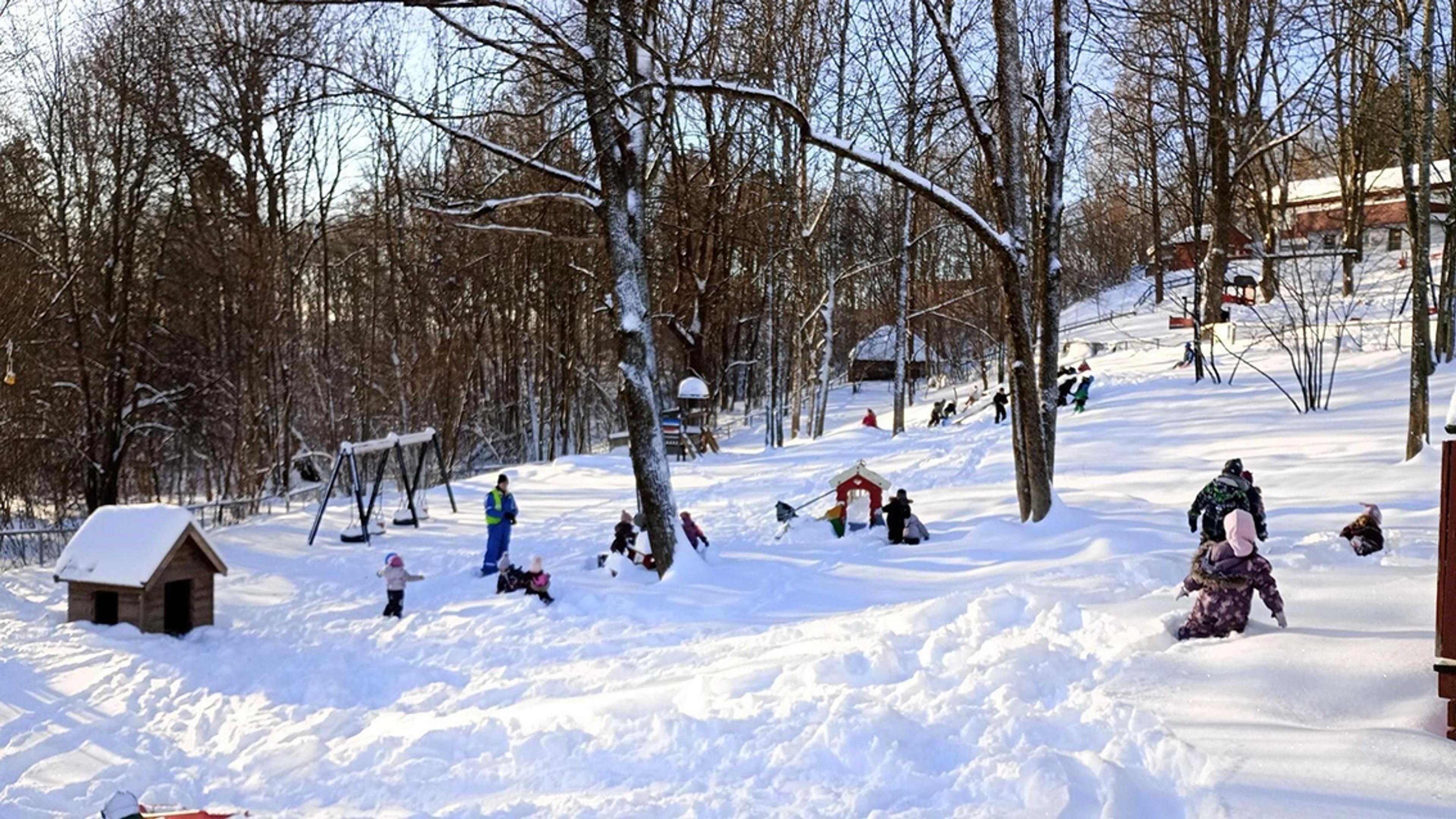 Barnehagebarn i Espira Evje som leker i snøen