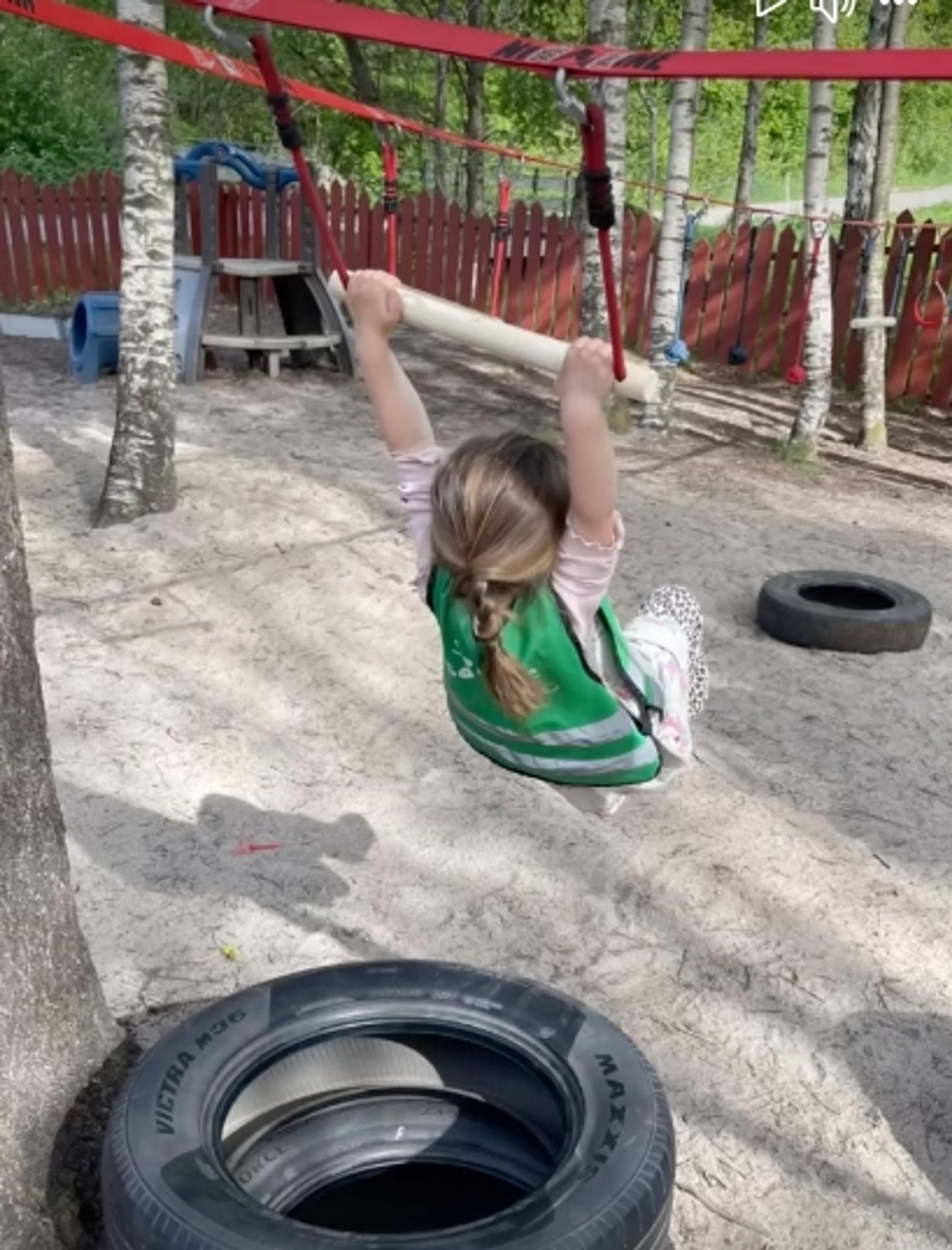 Barn som leker på Espir Holums uteområde