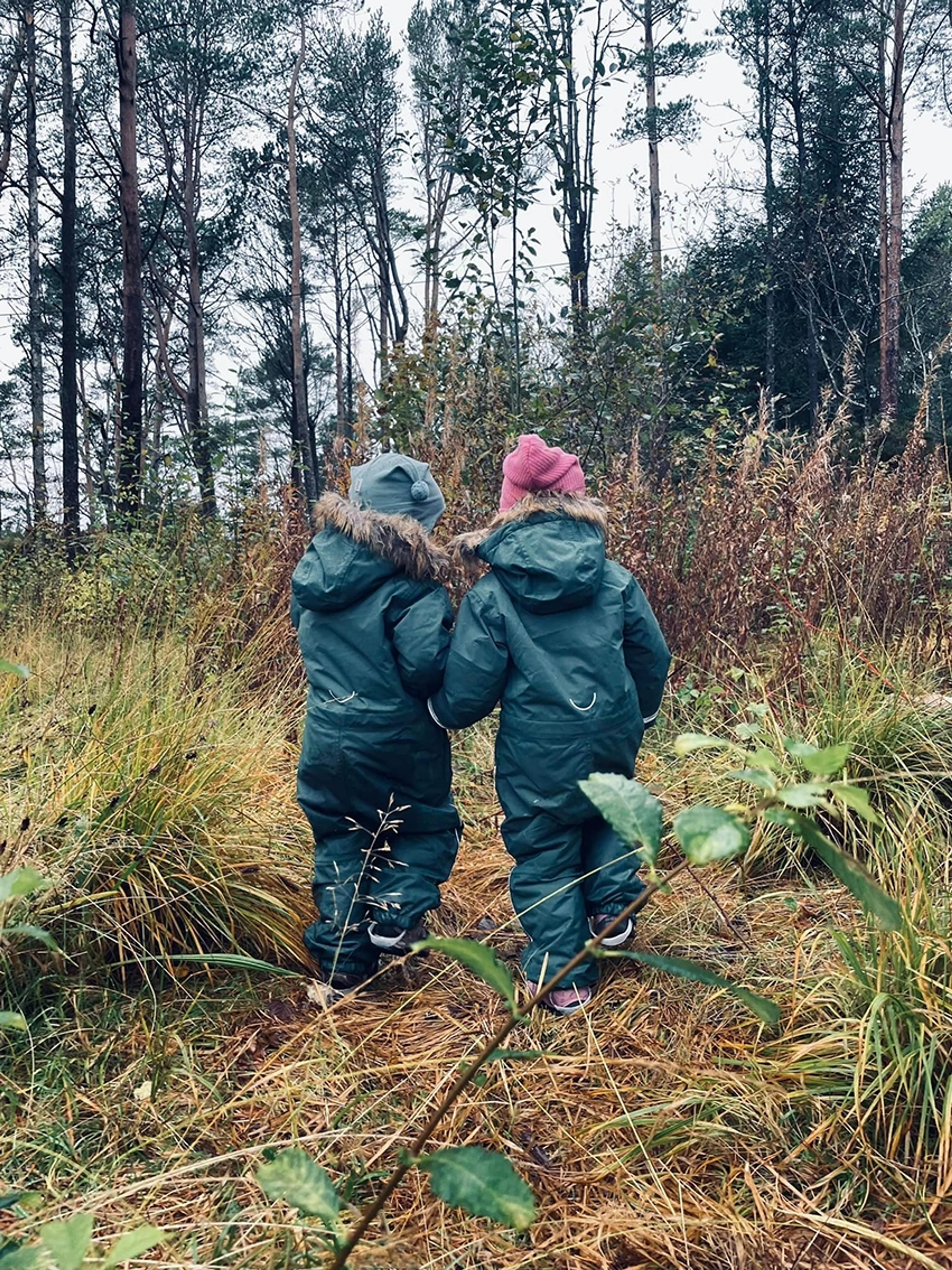 Barn på tur i skogen i Espira Salamonskogen