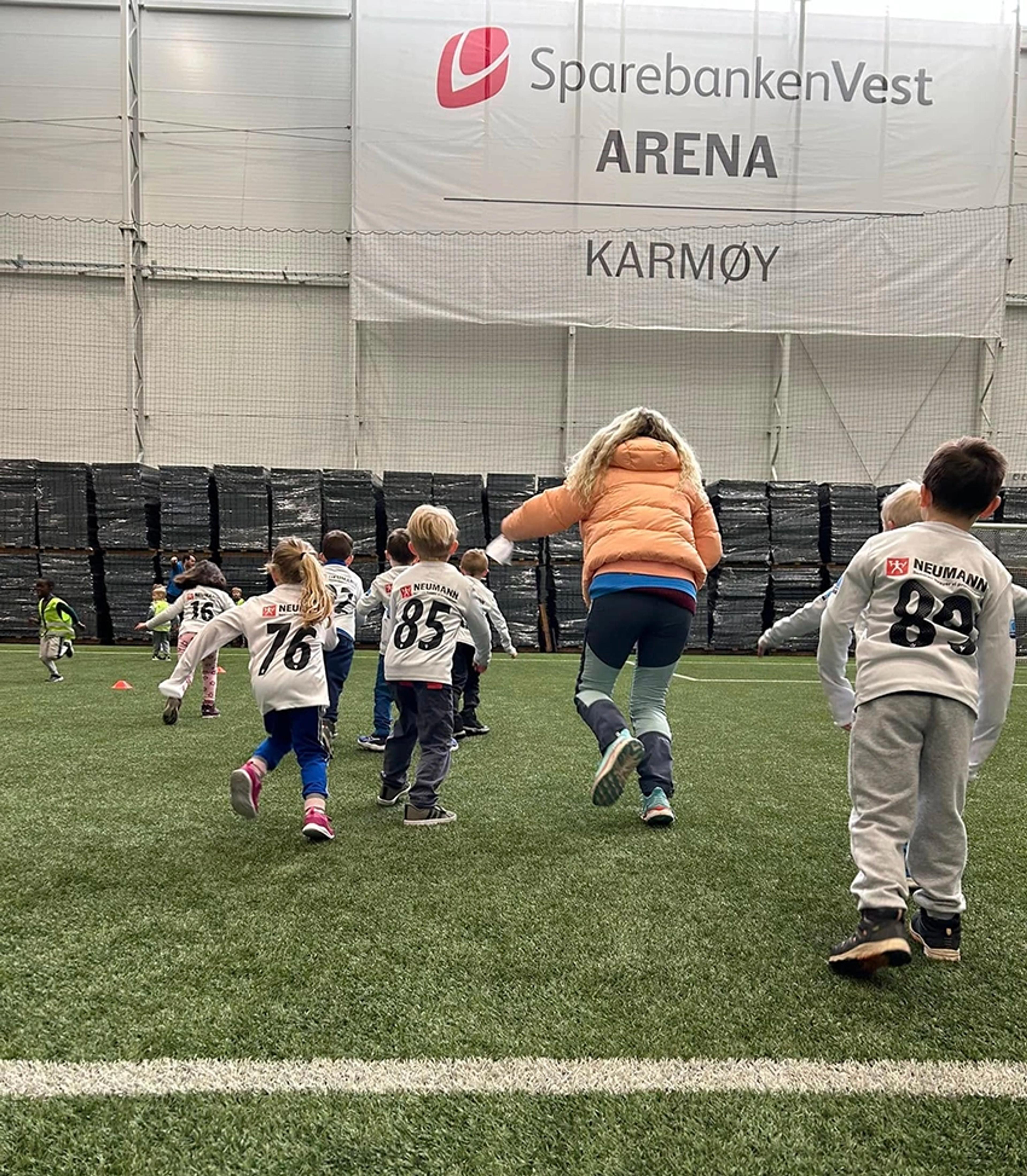 Barn i idrettshallen i Espira Sletten