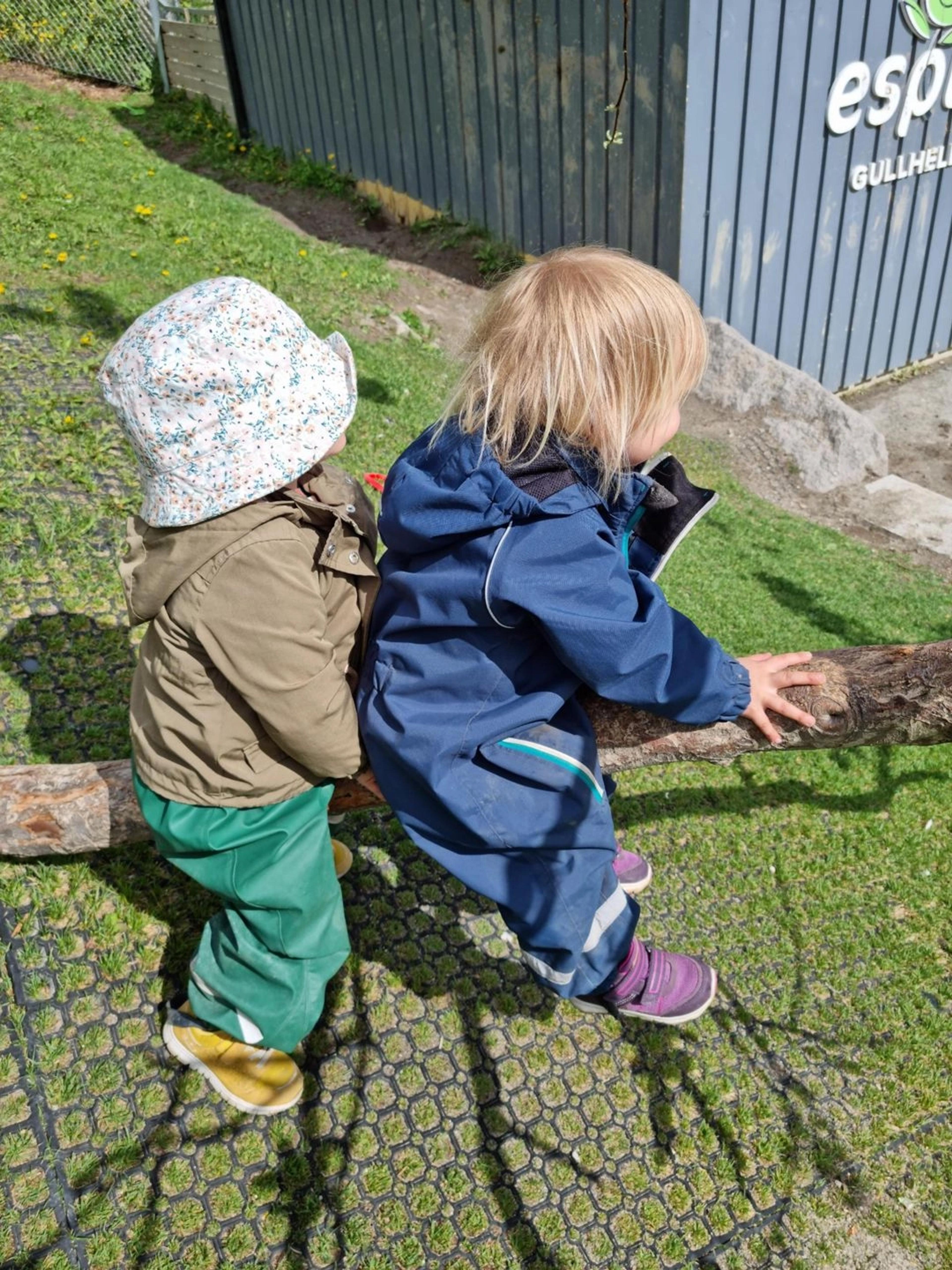 Barn som leker ute på barnehagens lekeområde i Espira Gullhella