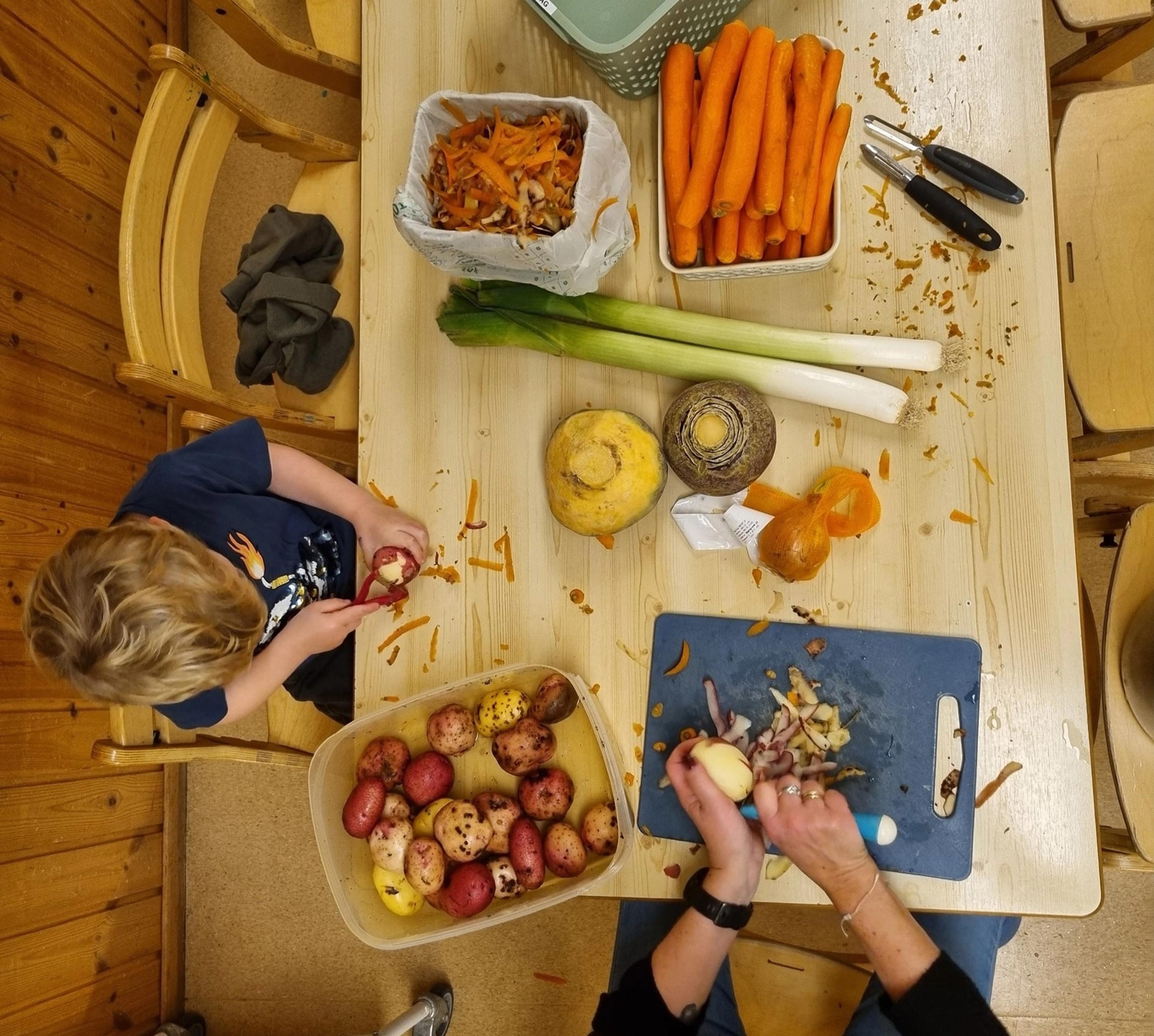 Barn som lager mat Espira Marthahaugen
