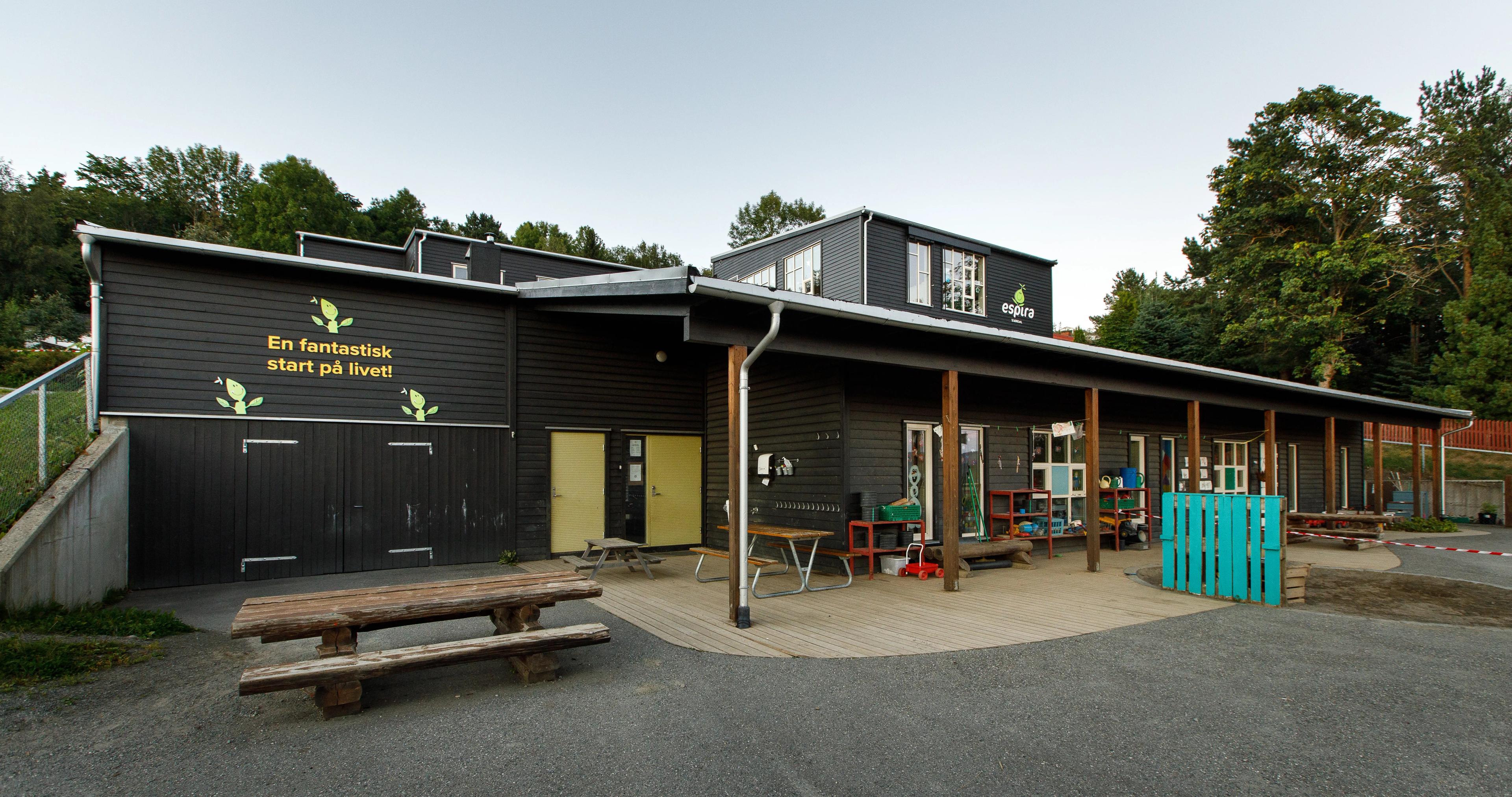 Fasade og lekeplass.
