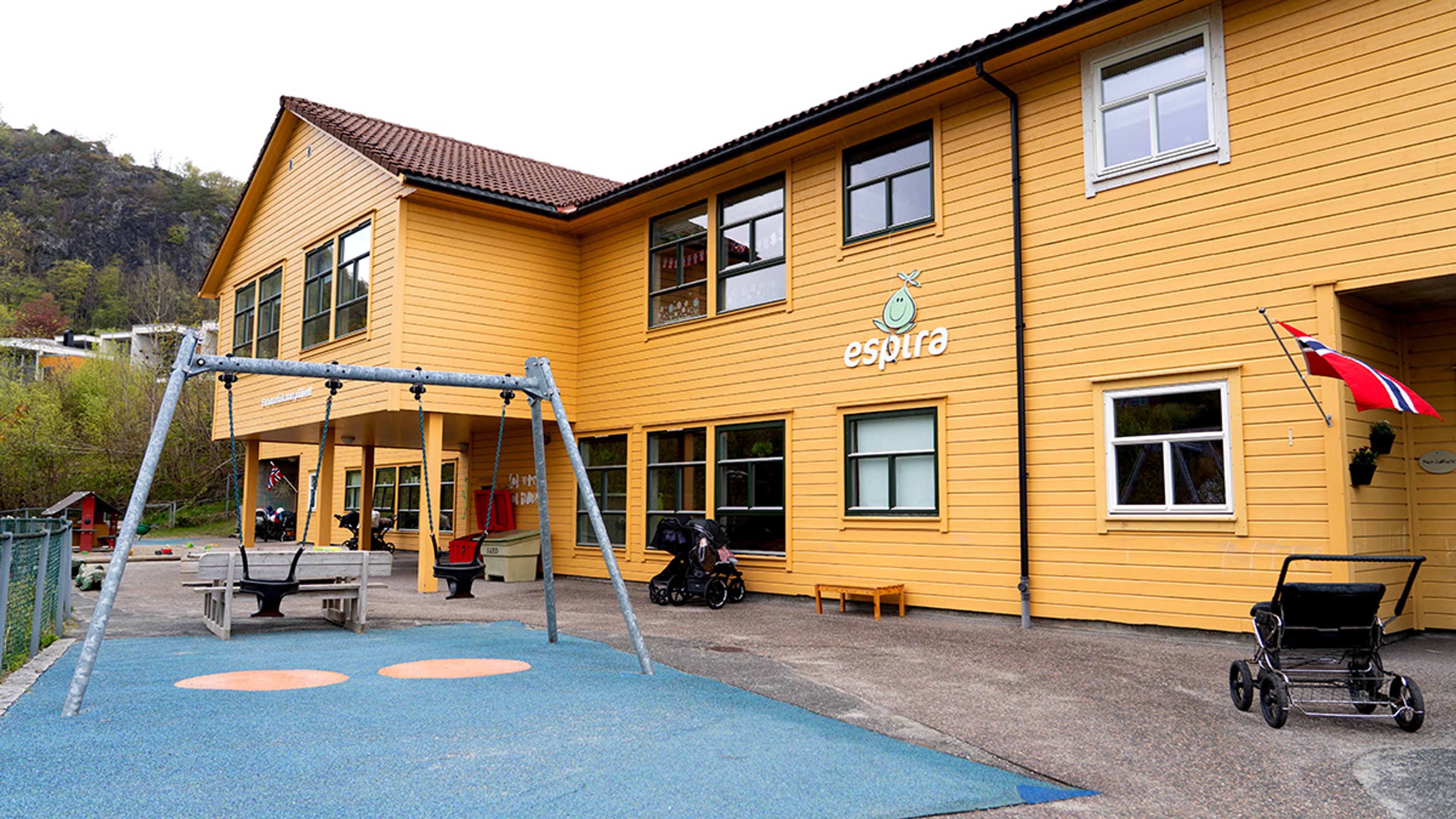 Fasaden til Espira Rambjøra, med husker og lekestativ.