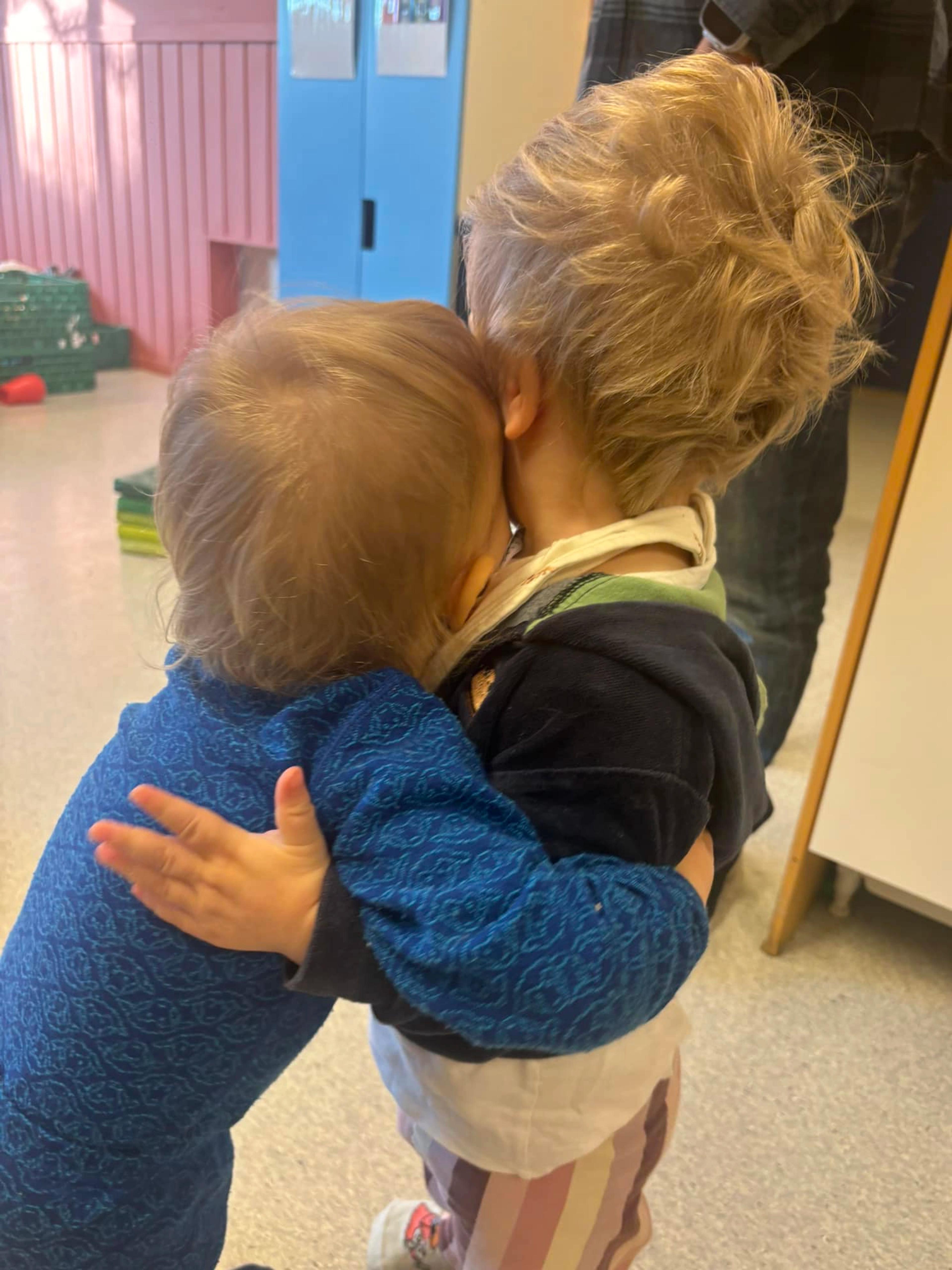 To barn som gir hverandre klem i Espira Myraskogen