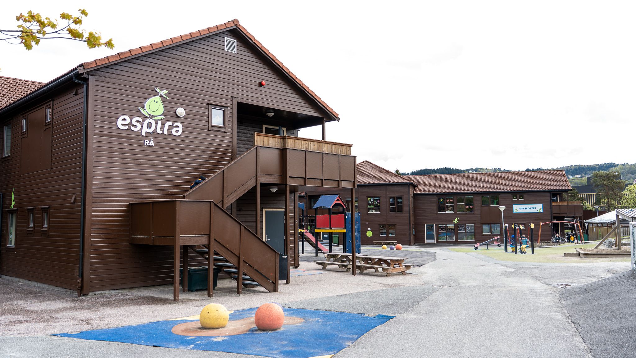 Espira Rås uteplass med lekeapparater.