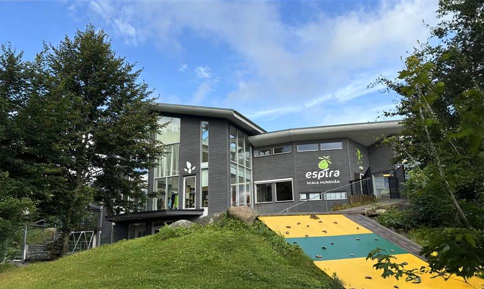 Fasade på Espira Scala Hundvåg barnehage med klatrevegg i uteområdet foran bygget