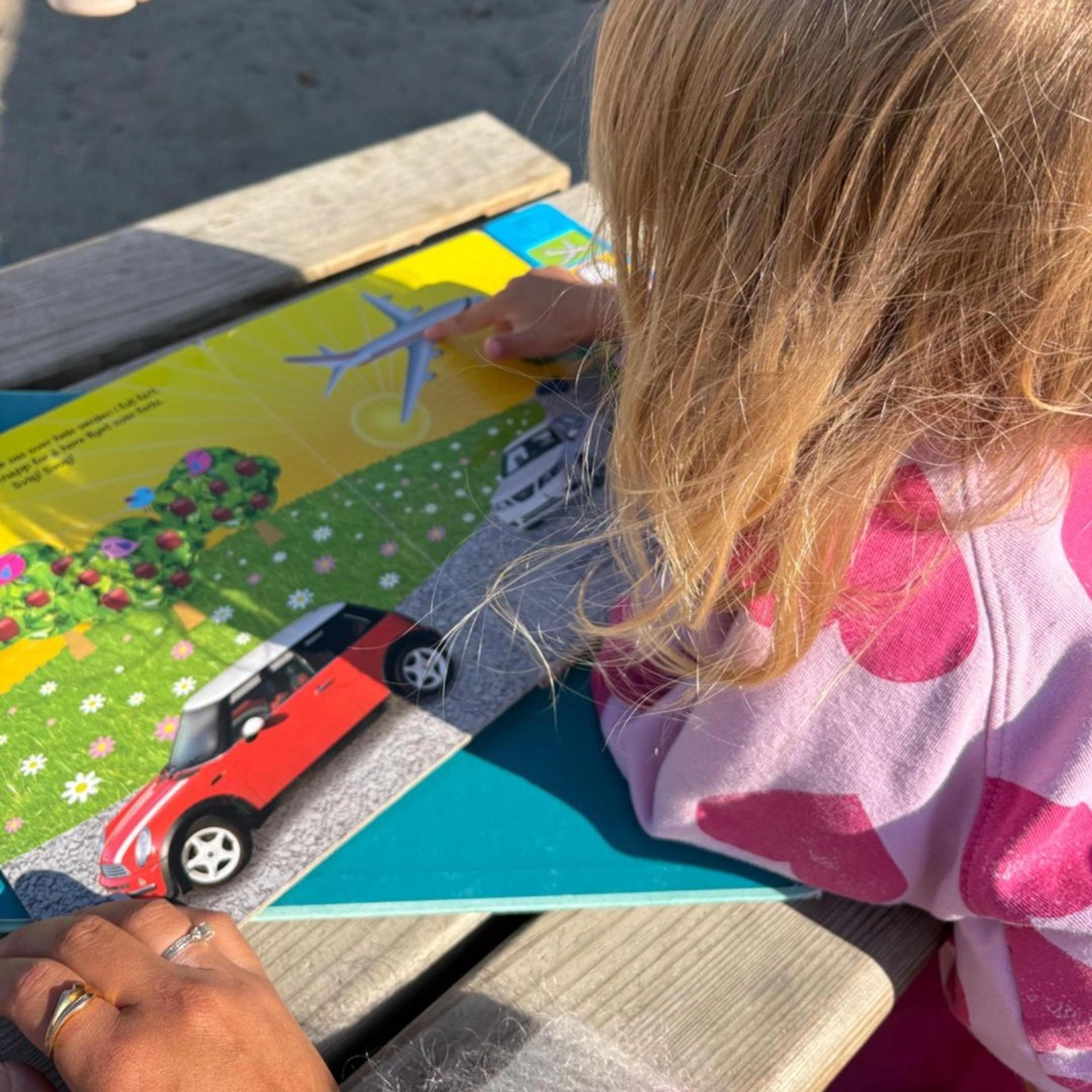 Barn som leser ute i Espira Åbol