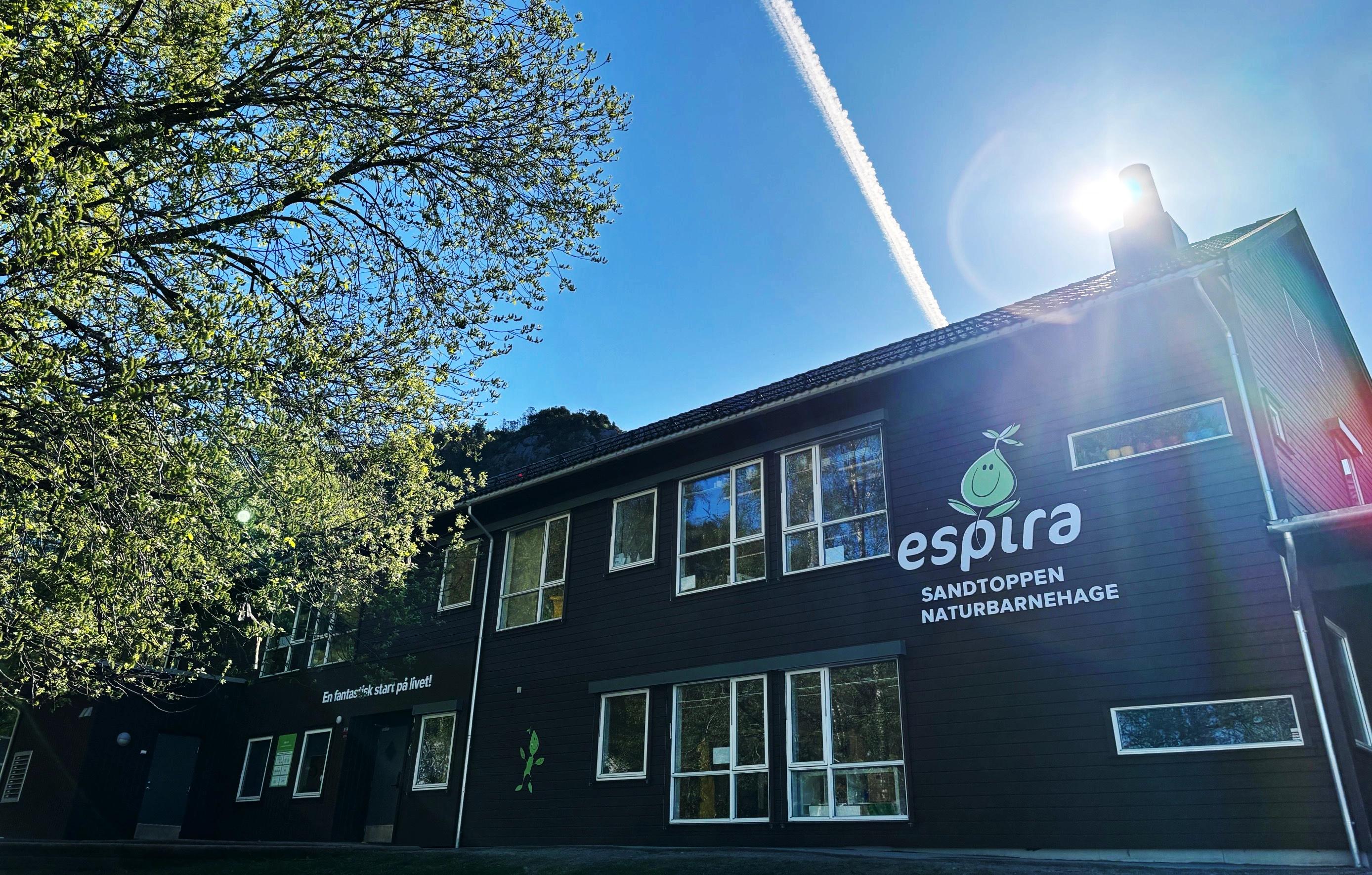 Fasade på Espira Sandtoppen barnehage med Espira-skilt