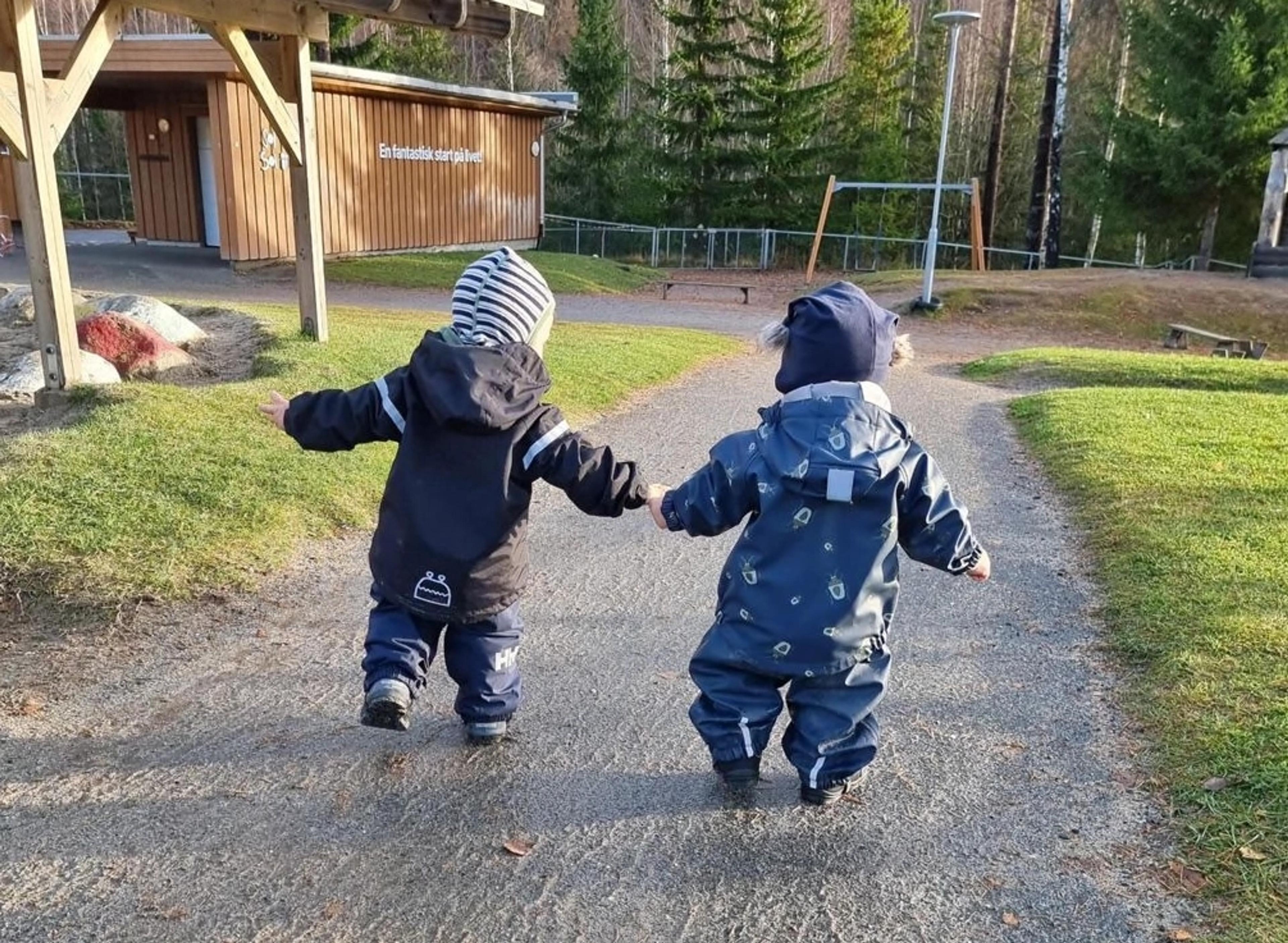 To små barn som går sammen i Espira Hovsmarka