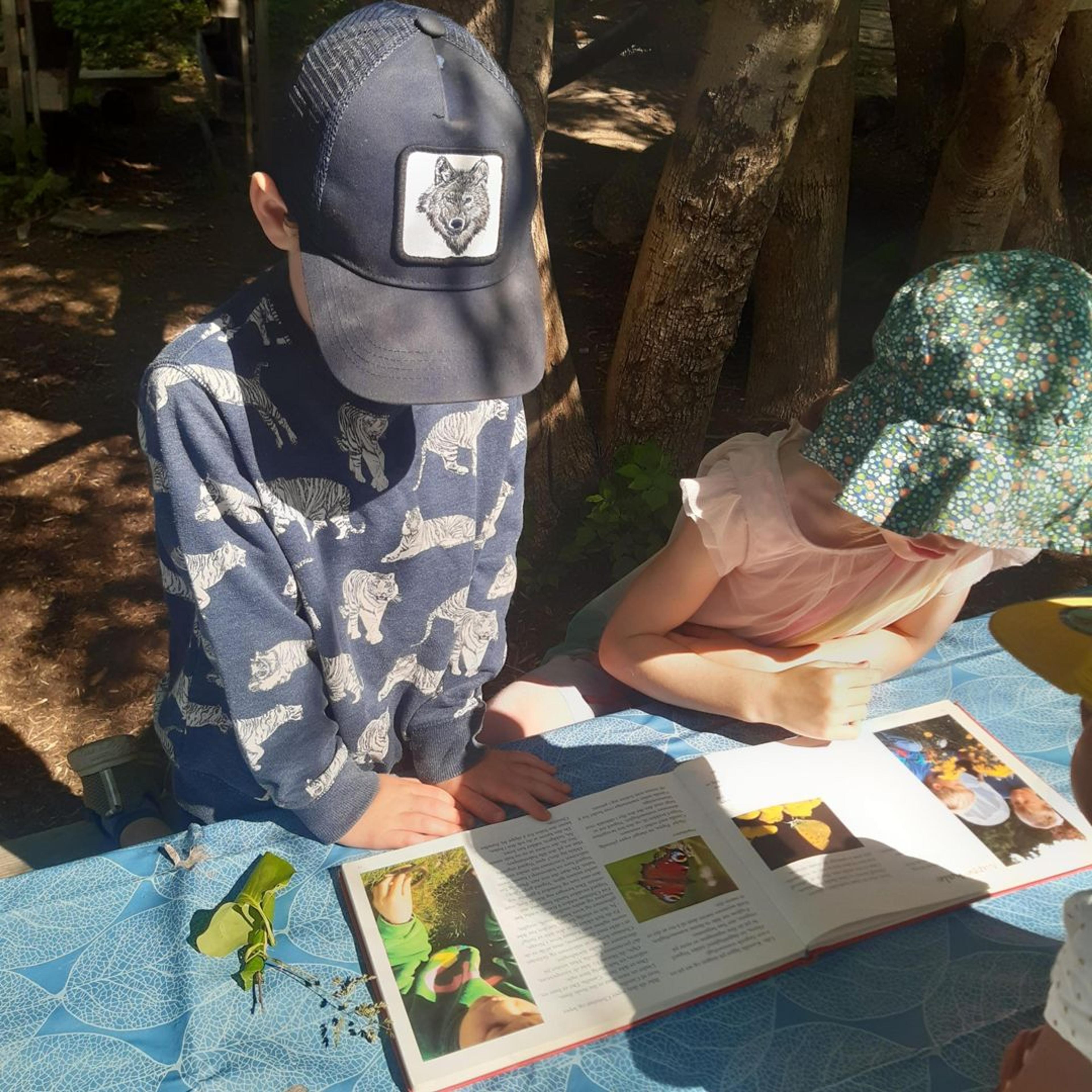 Barn i Blakstad som leser ute