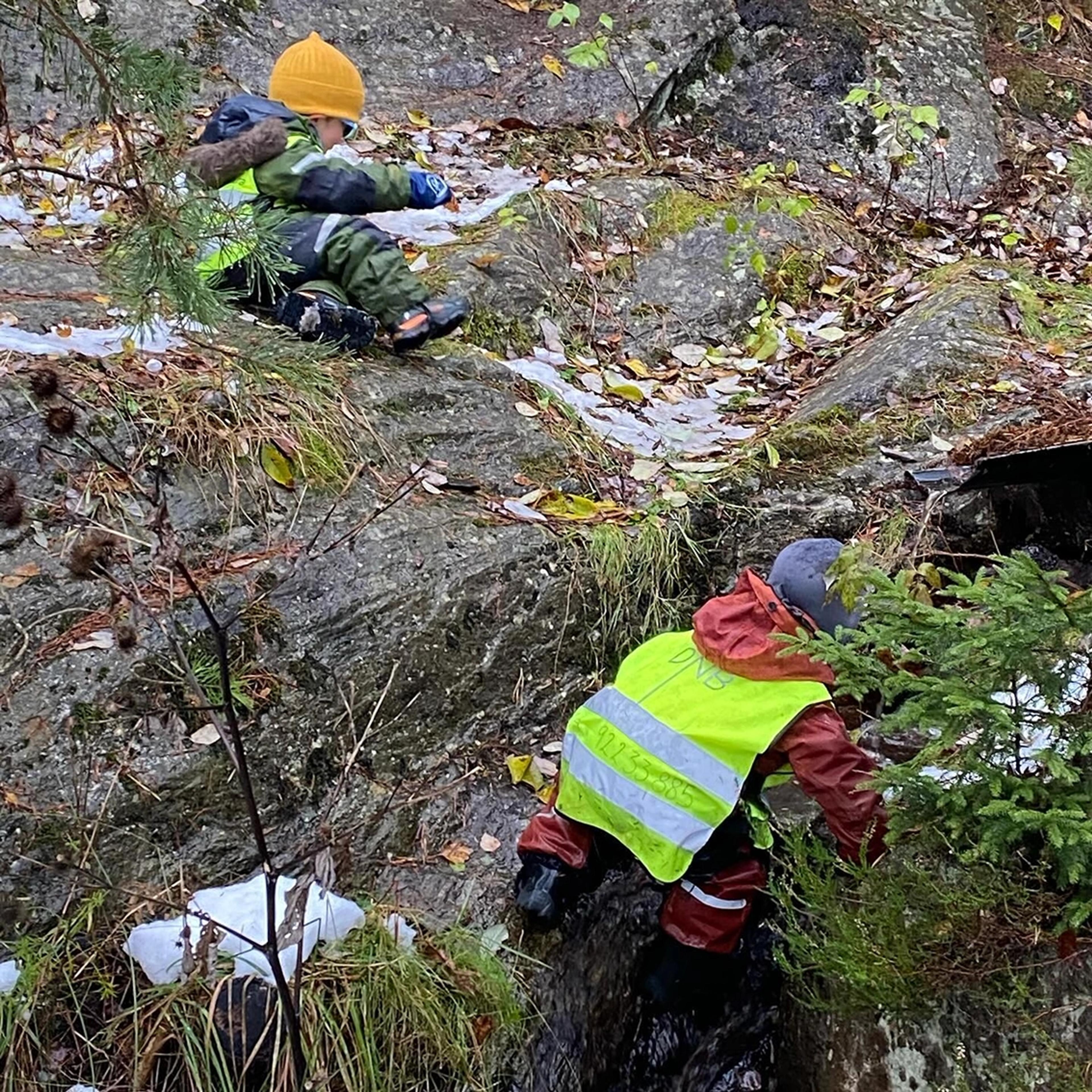 Barn på tur som leker sammen i Espira Høytorp Fort