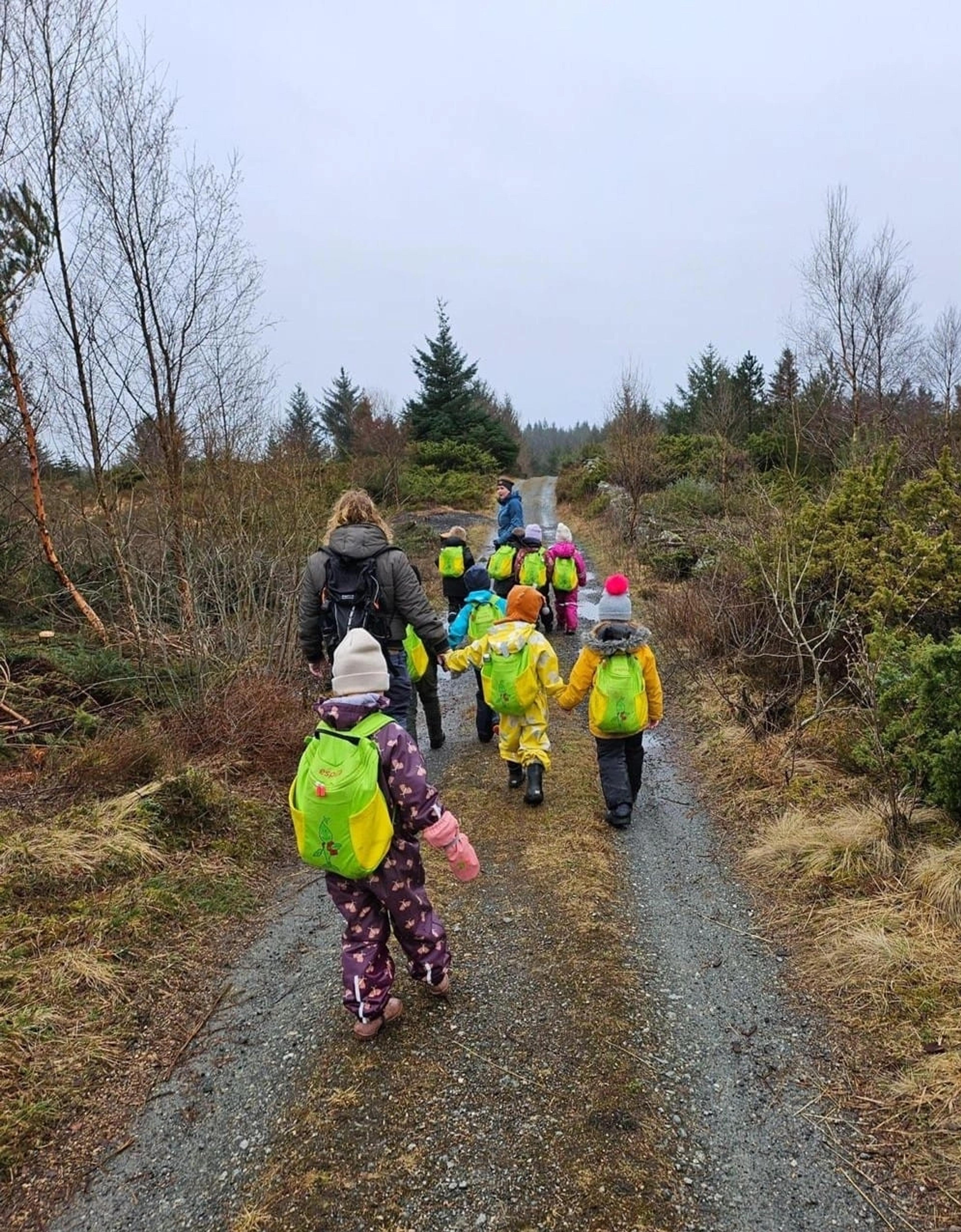 Barn på tur i Espira Sletten