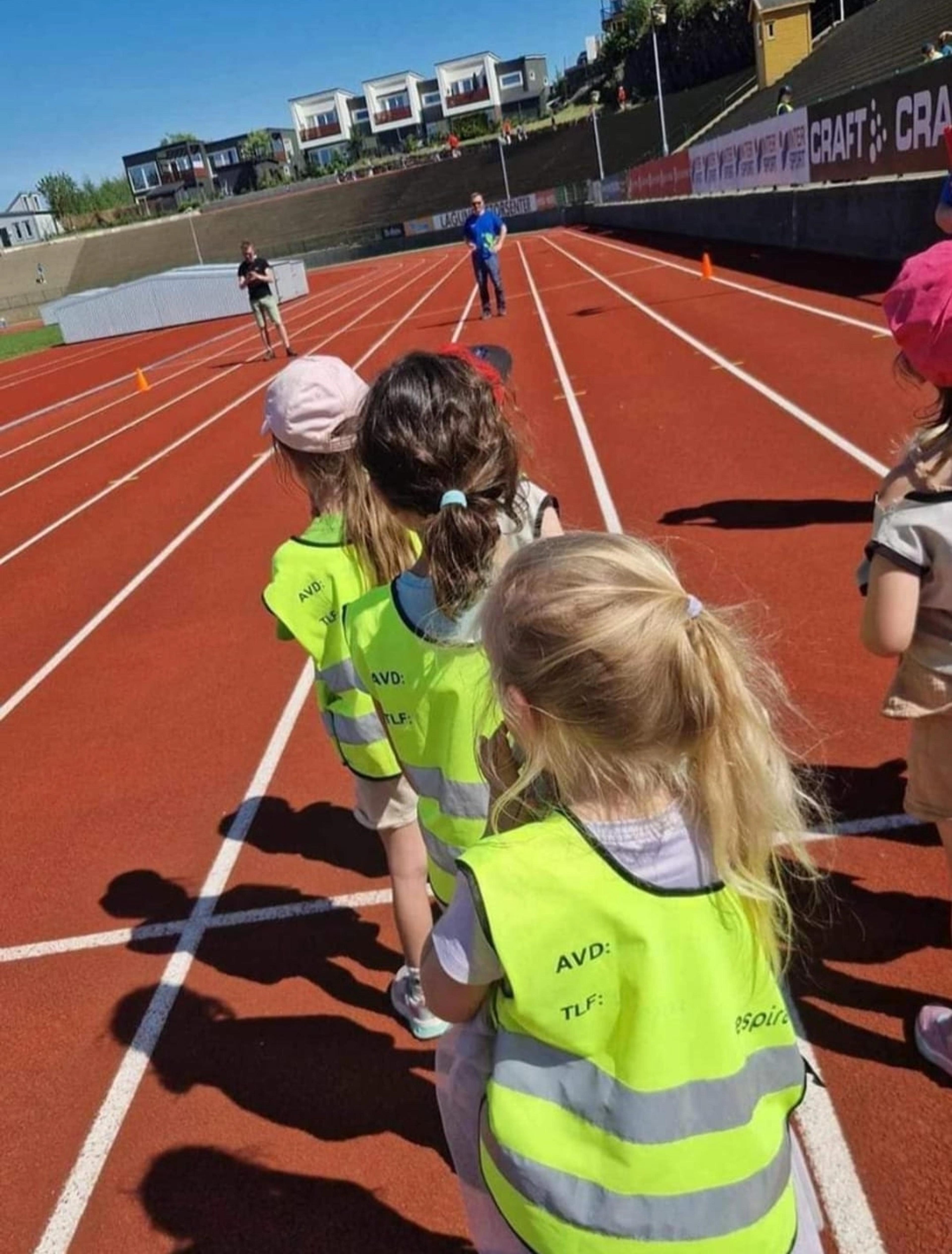 Barn på idrettsbanen i Espira Steinsviken