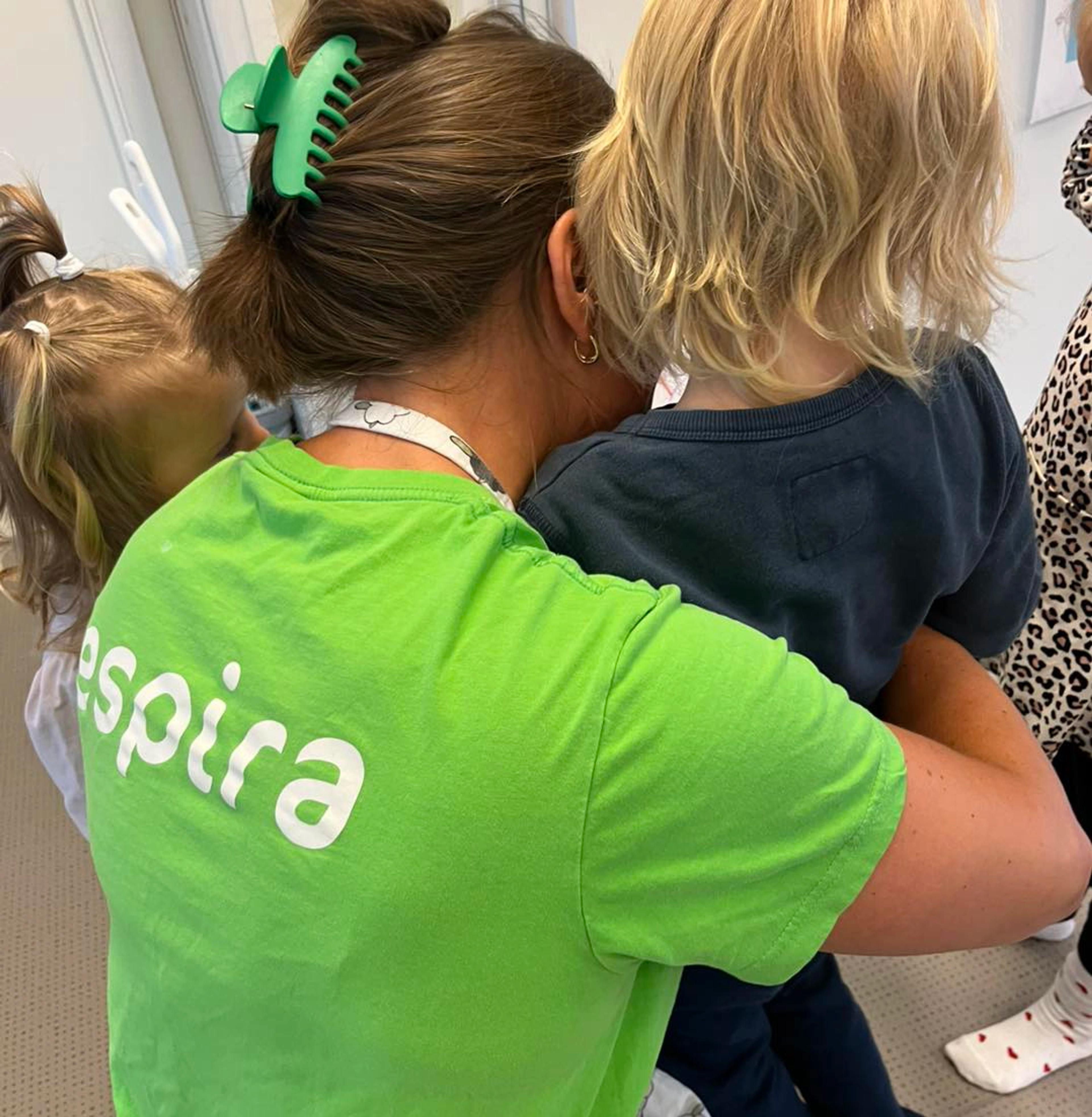 Barn som får omsorg av ansatt i Espira Juberg