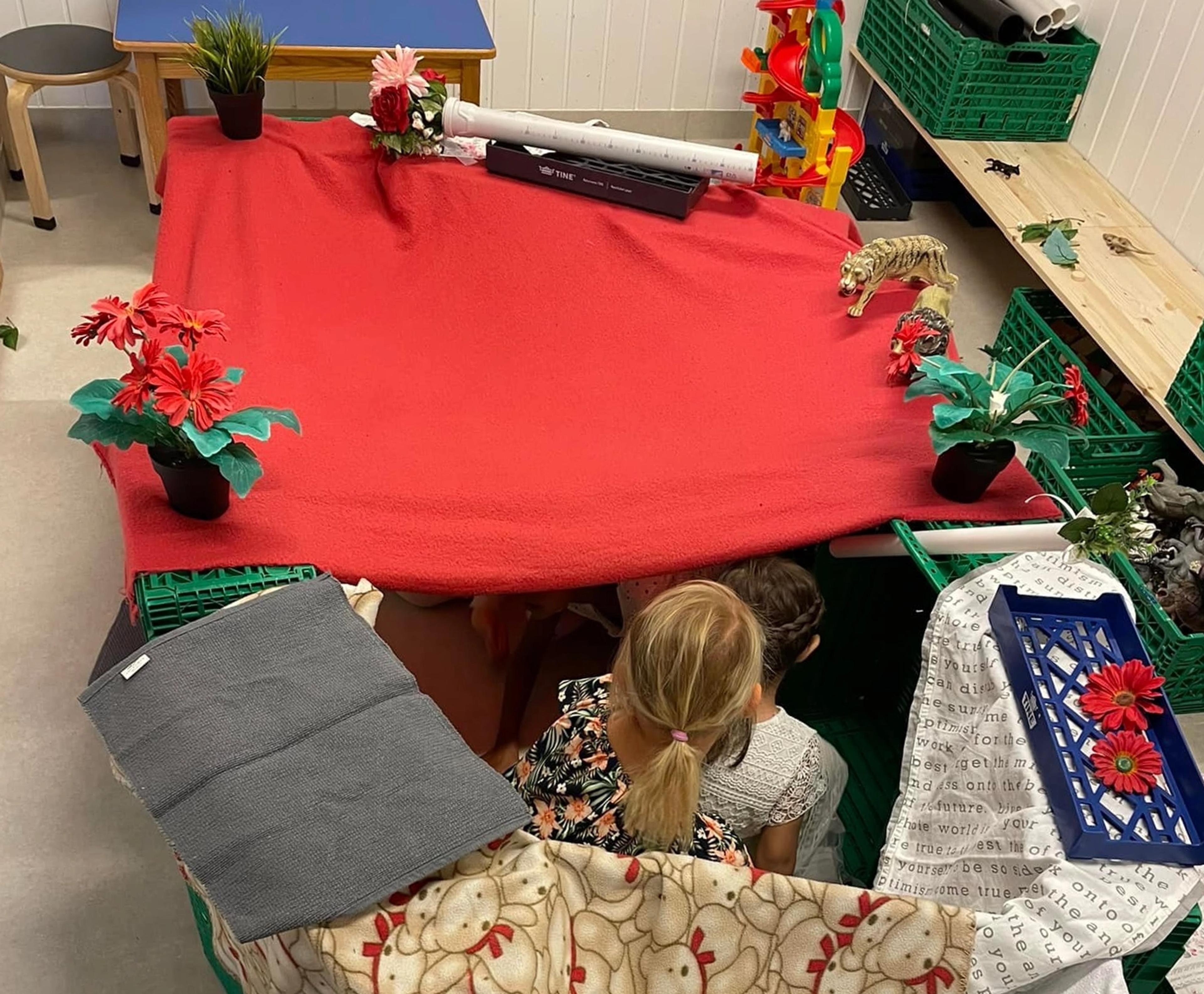 Barn som leker sammen i Espira Gåserud