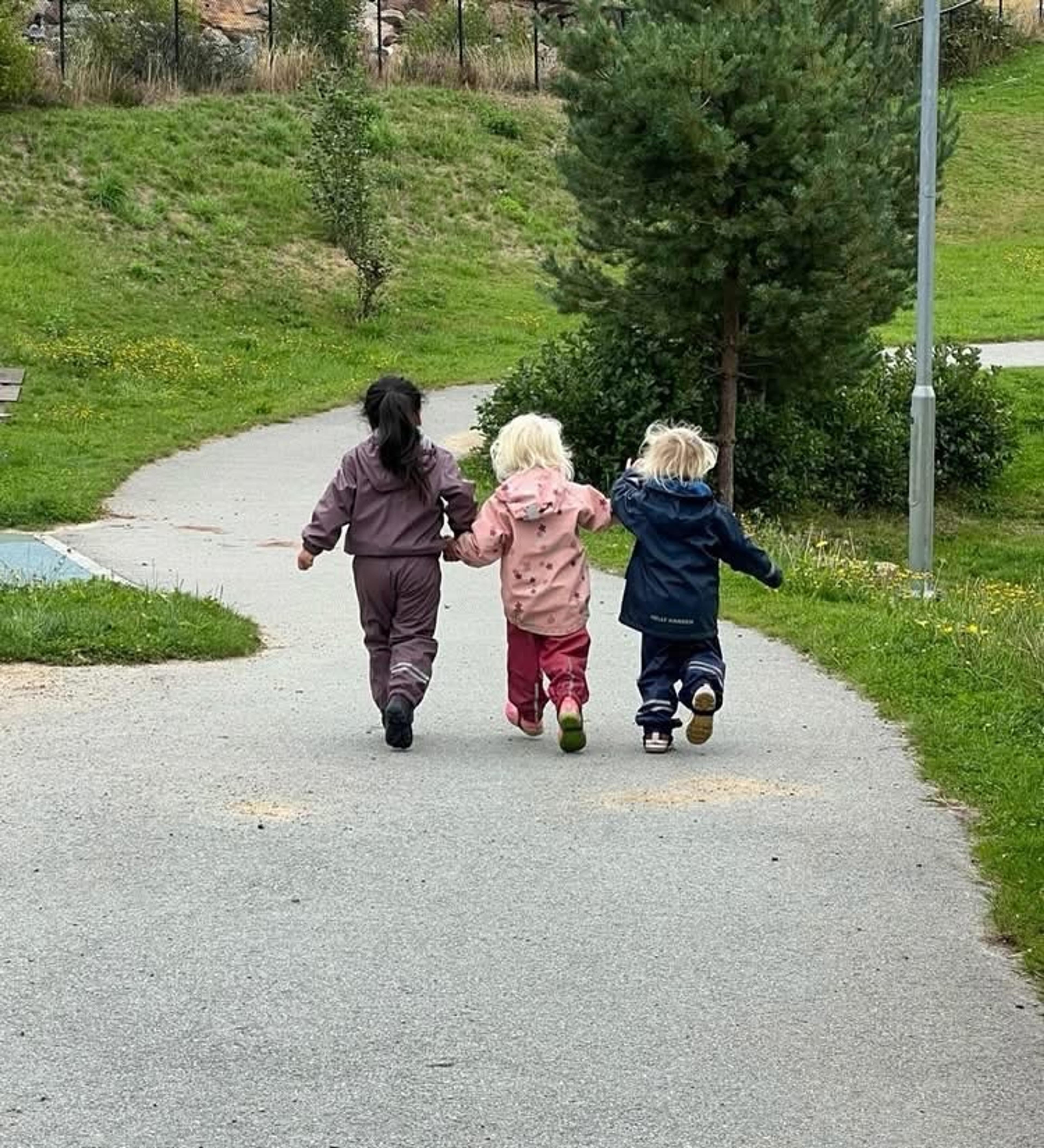 Tre barn på tur i Espira Sangereidåsen