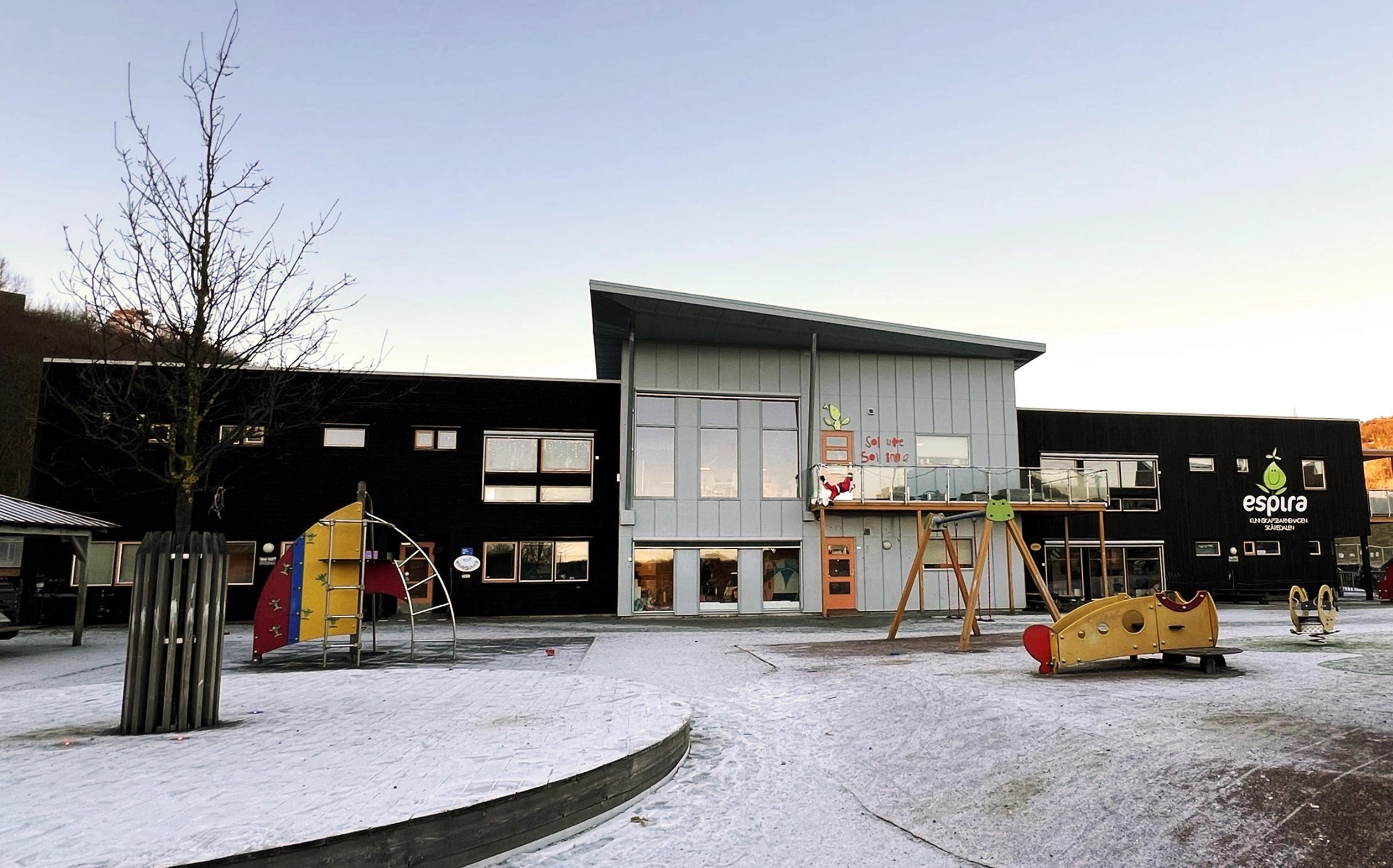 Espira Skåredalen barnehage i Haugesund sett utenfra om vinteren, med snødekte omgivelser som rammer inn et trygt og inspirerende miljø for lek og læring