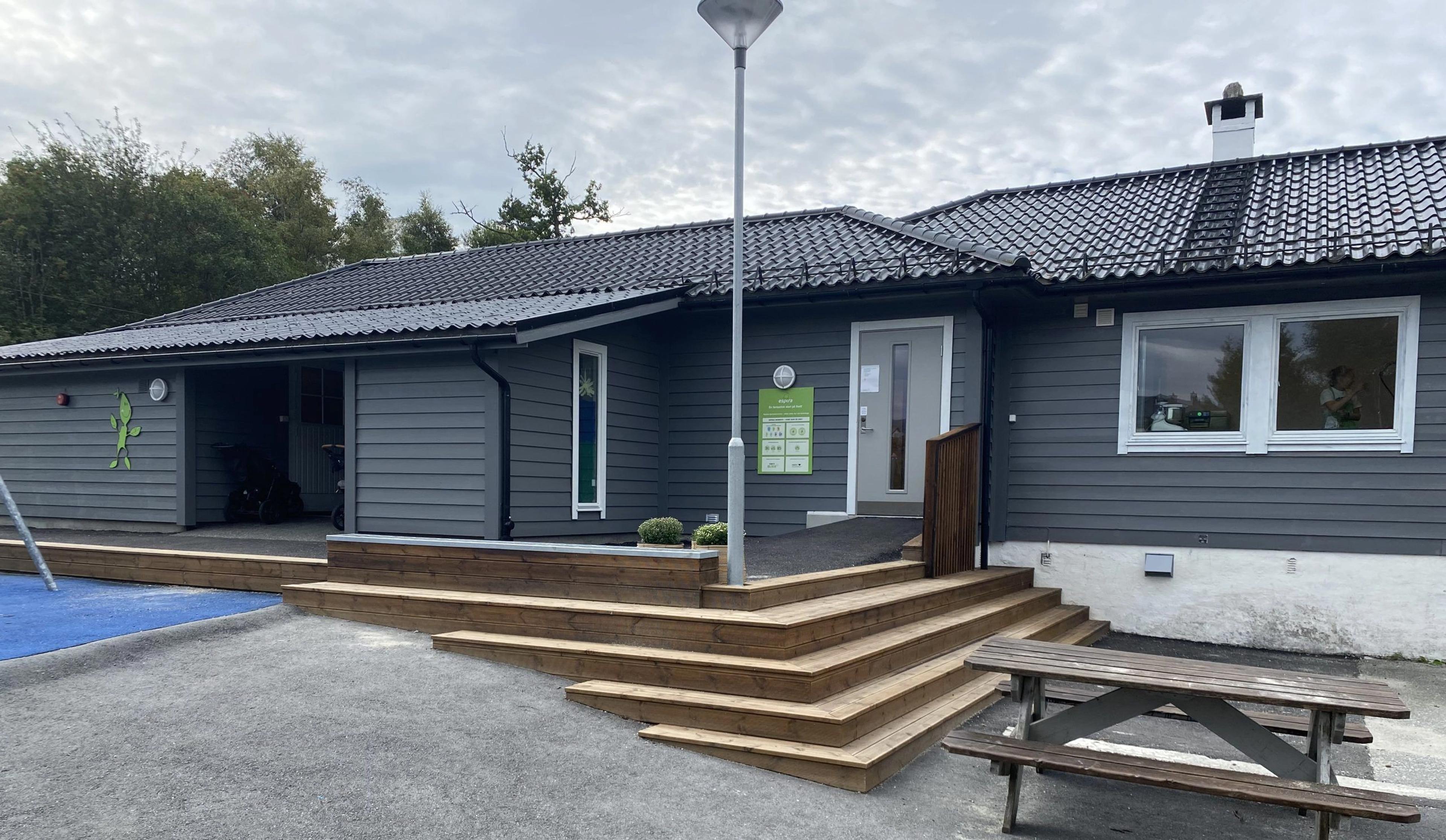 Espira Steinsviken, Søreidgrend, Ytrebygda i Bergen kommune, barnehage, grå fasade