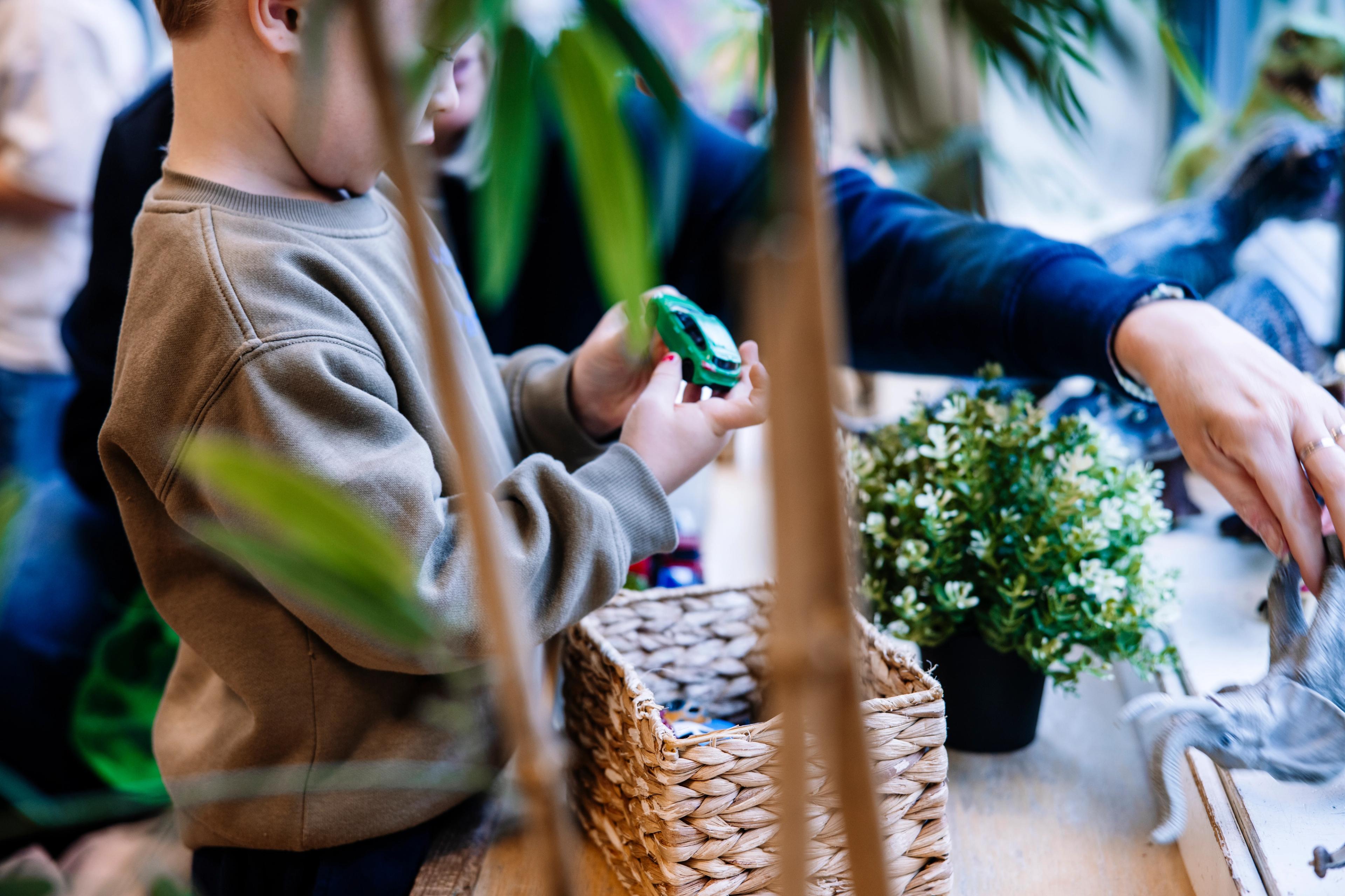 Barn og voksen som leker sammen - Espira barnehage