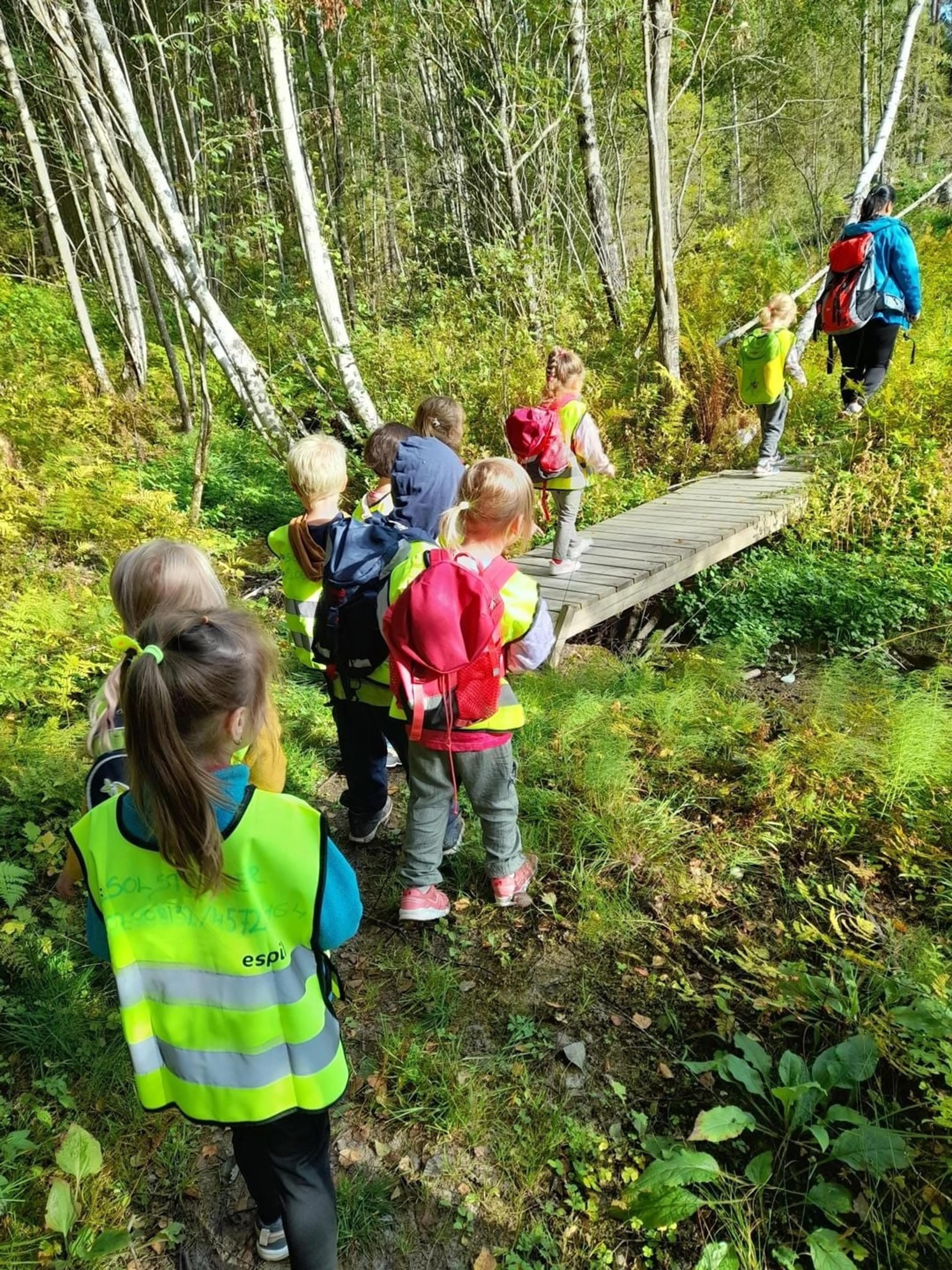 Barnehagebarn på tur i skogen i Espira Hovsmarka