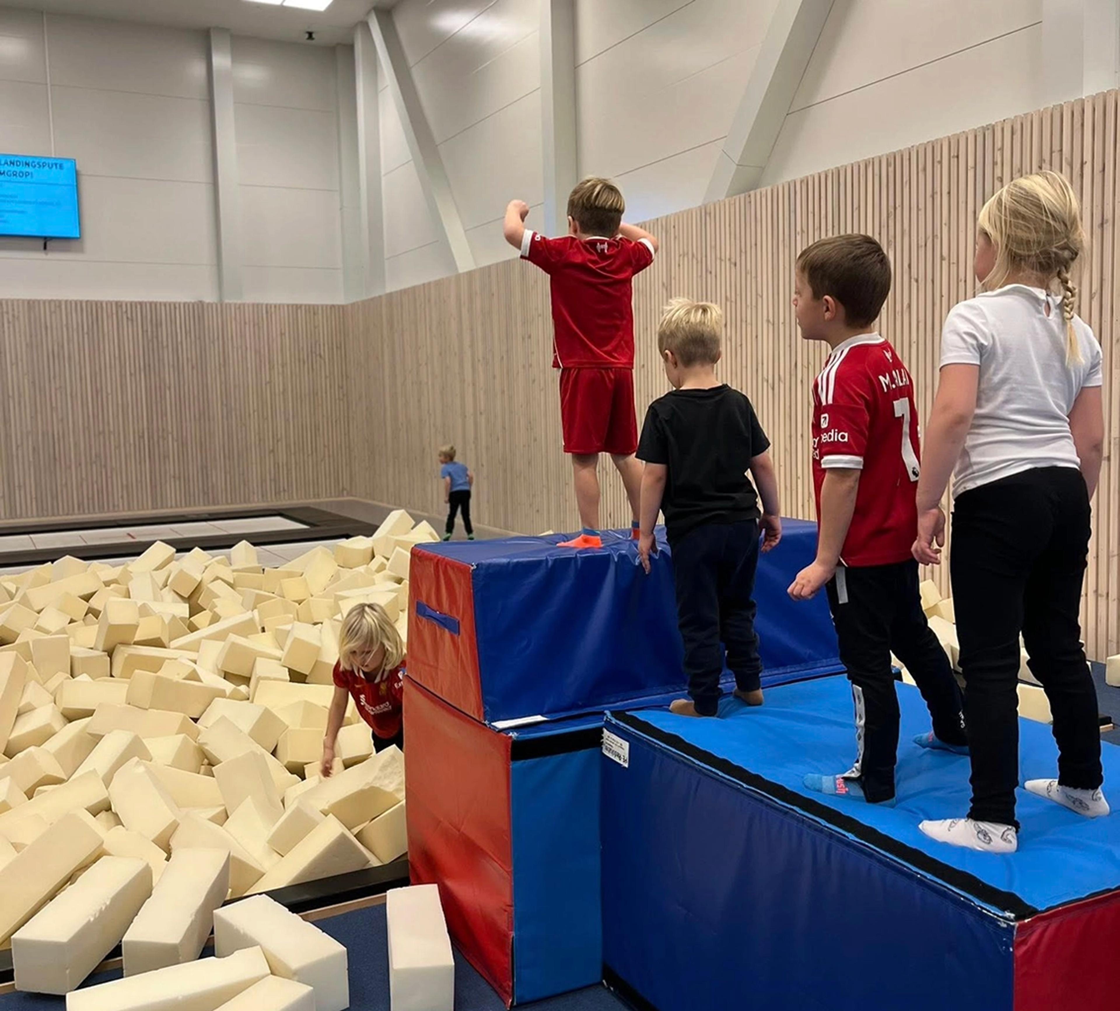 Barn leker i gymsal i Espira Halsnøy Kloster