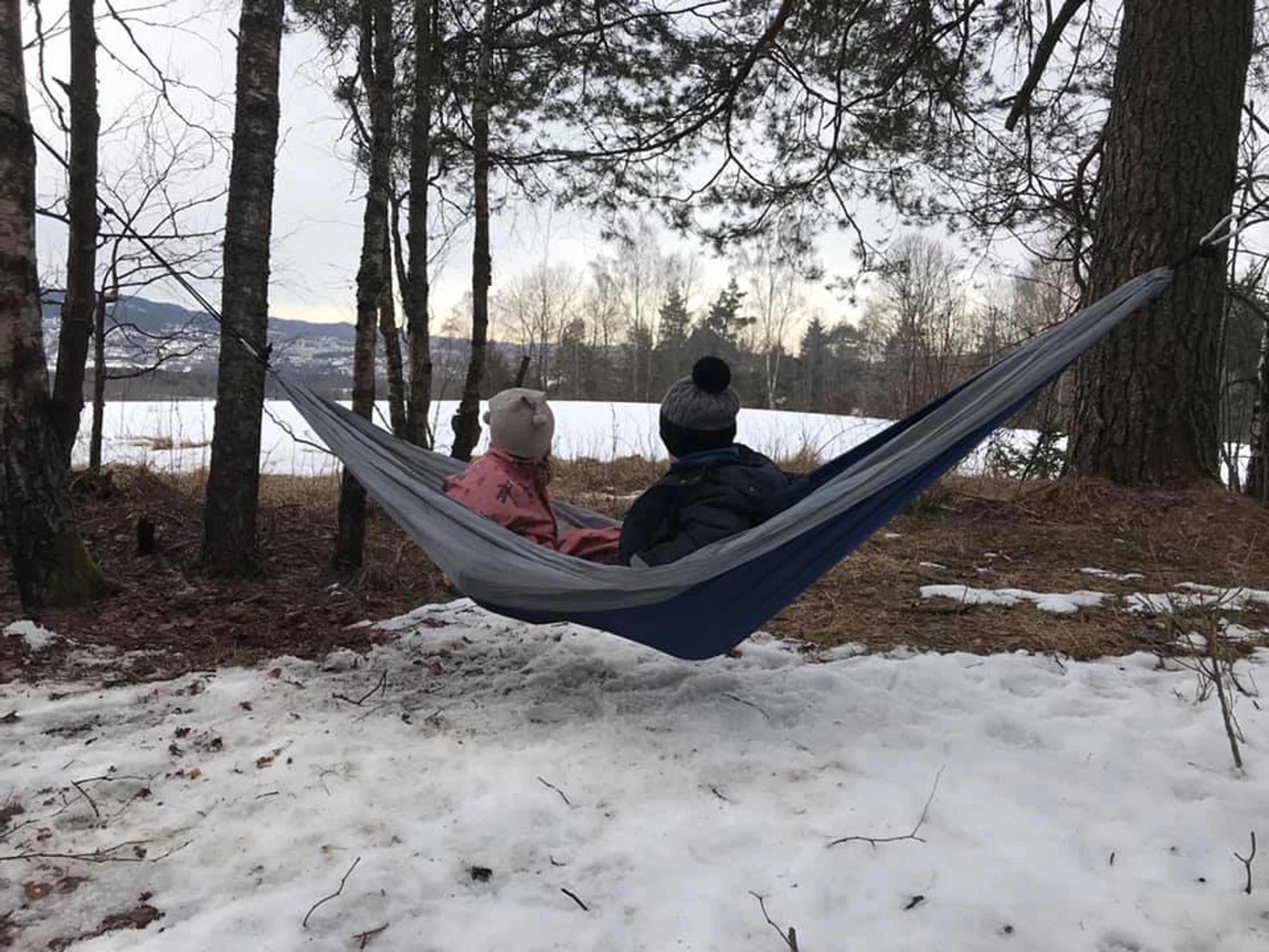 Utelek i barnehagen – barn i hengekøye en vinterdag