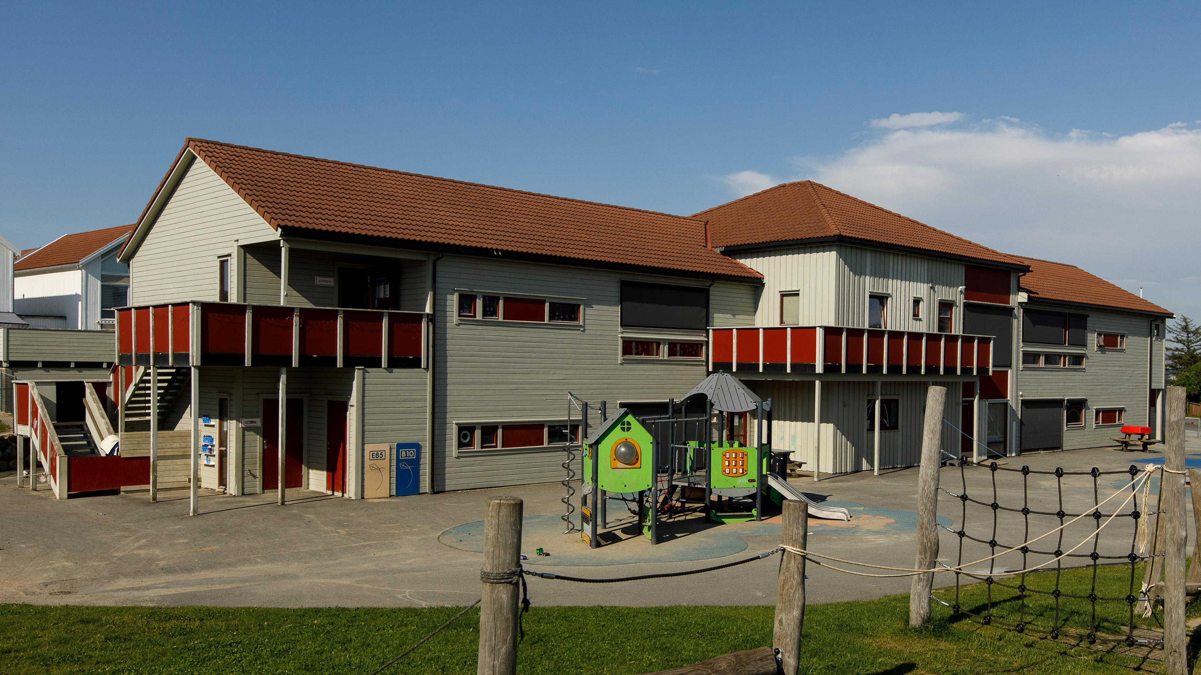 Espira Krystallveien i Sandnes kommune - hvit fasade med lekeområde