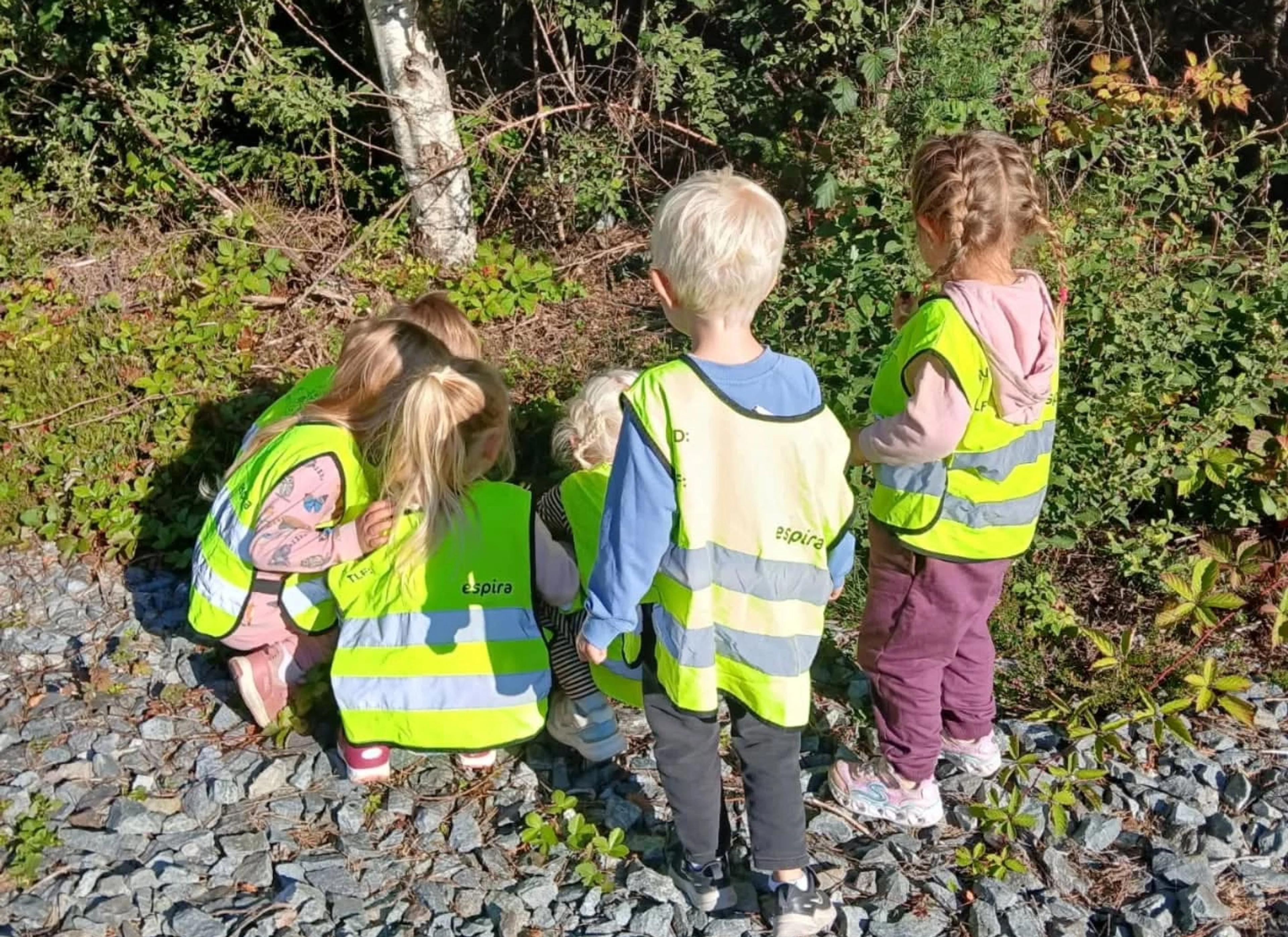 Barn som leker sammen i Espira Moster