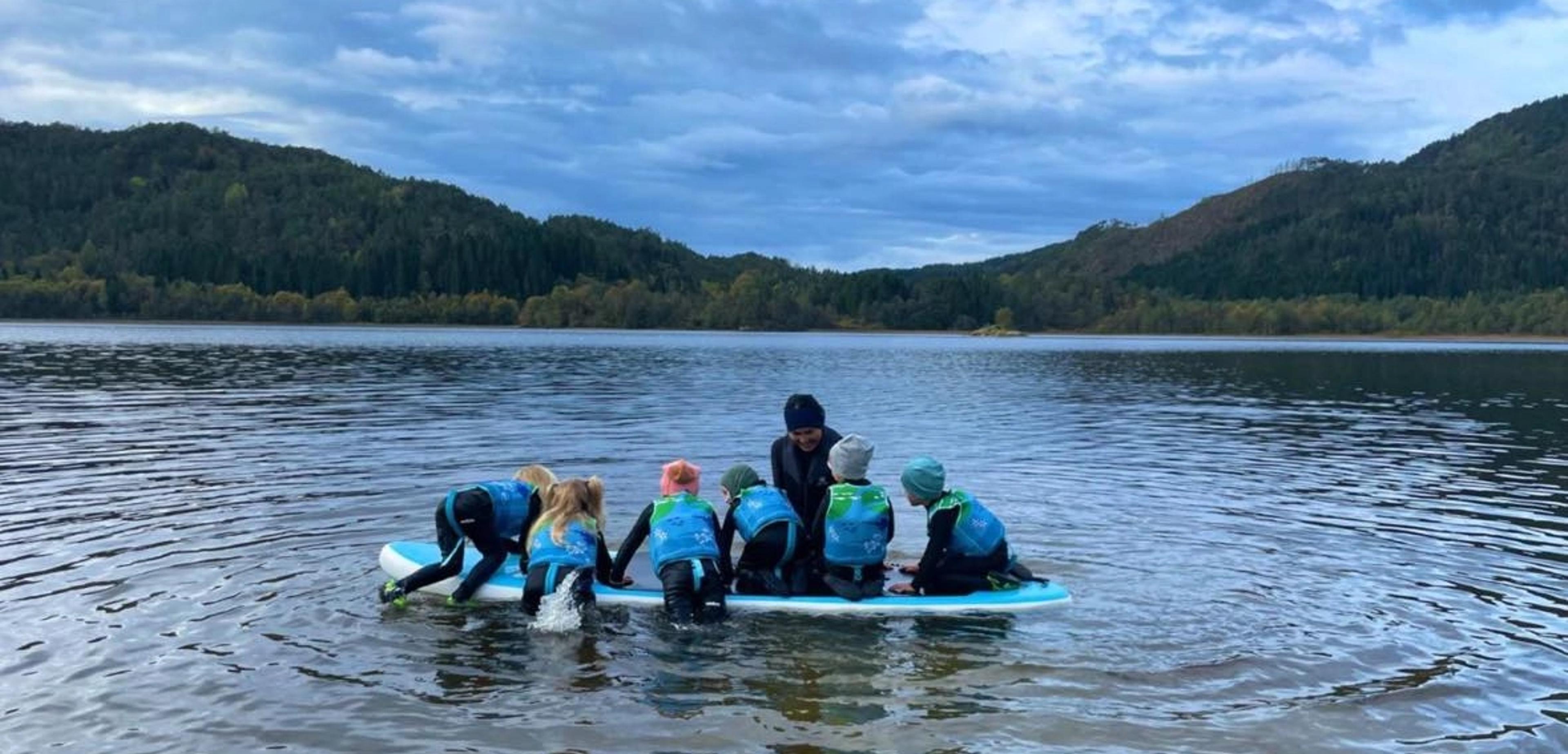 Barn på tur til Ulvenvatnet i Espira Kuventræ
