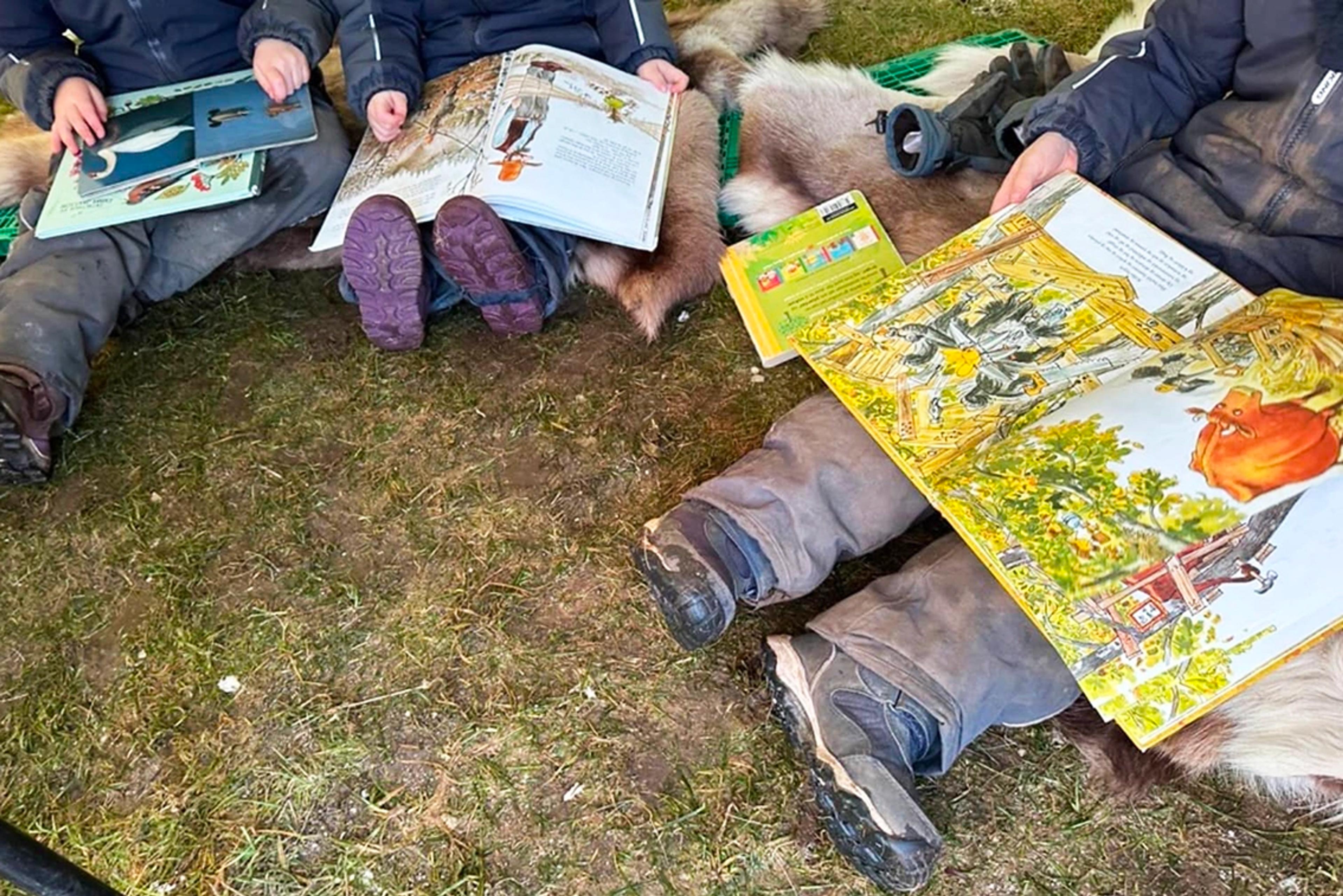 Barn i Espira Århaug som har lesestund ute