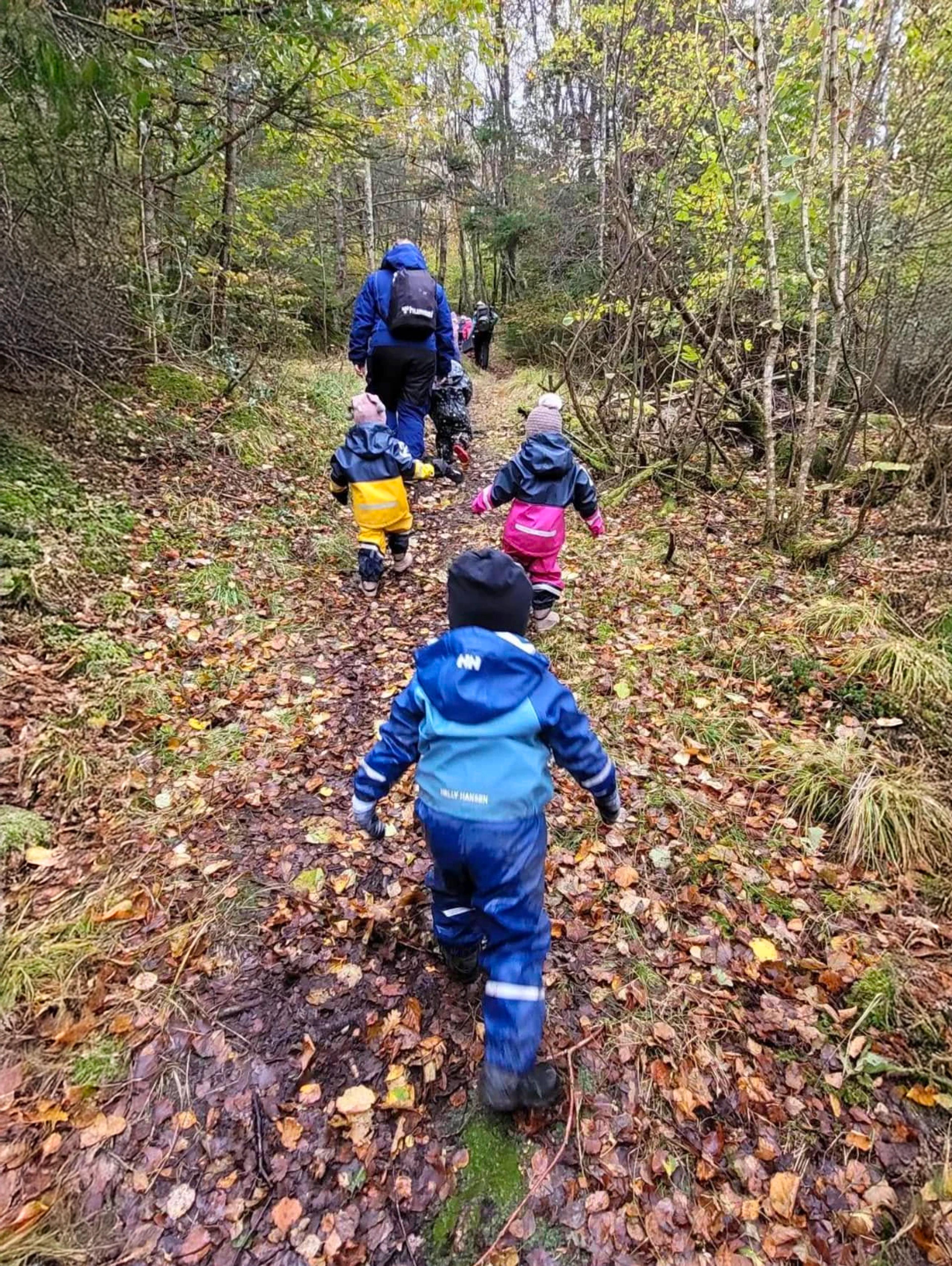 Barn fra Espira Østrem på tur i nærmiljøet