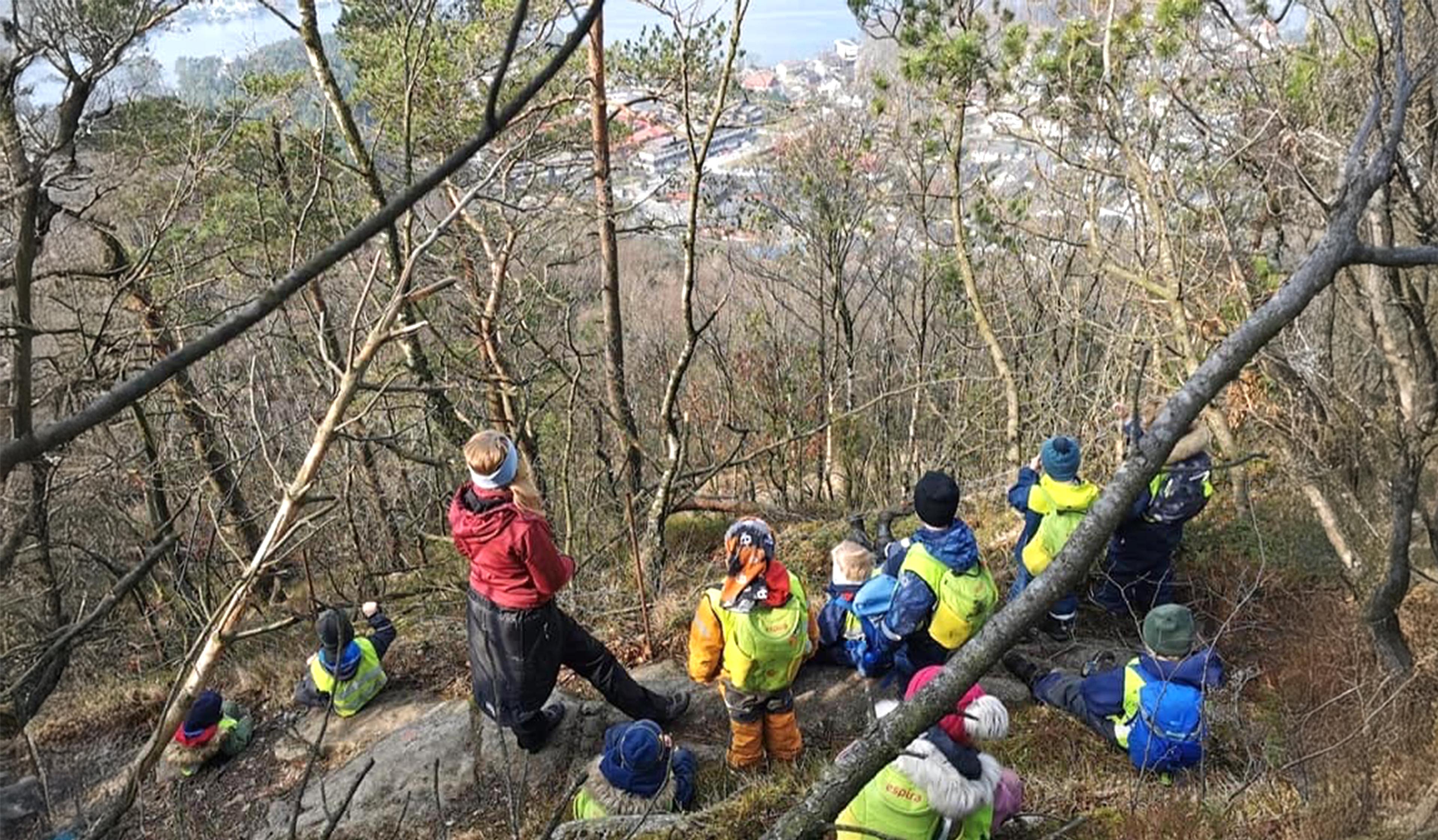 Barn fra Espira Taremareby på tur ved flott utsikt