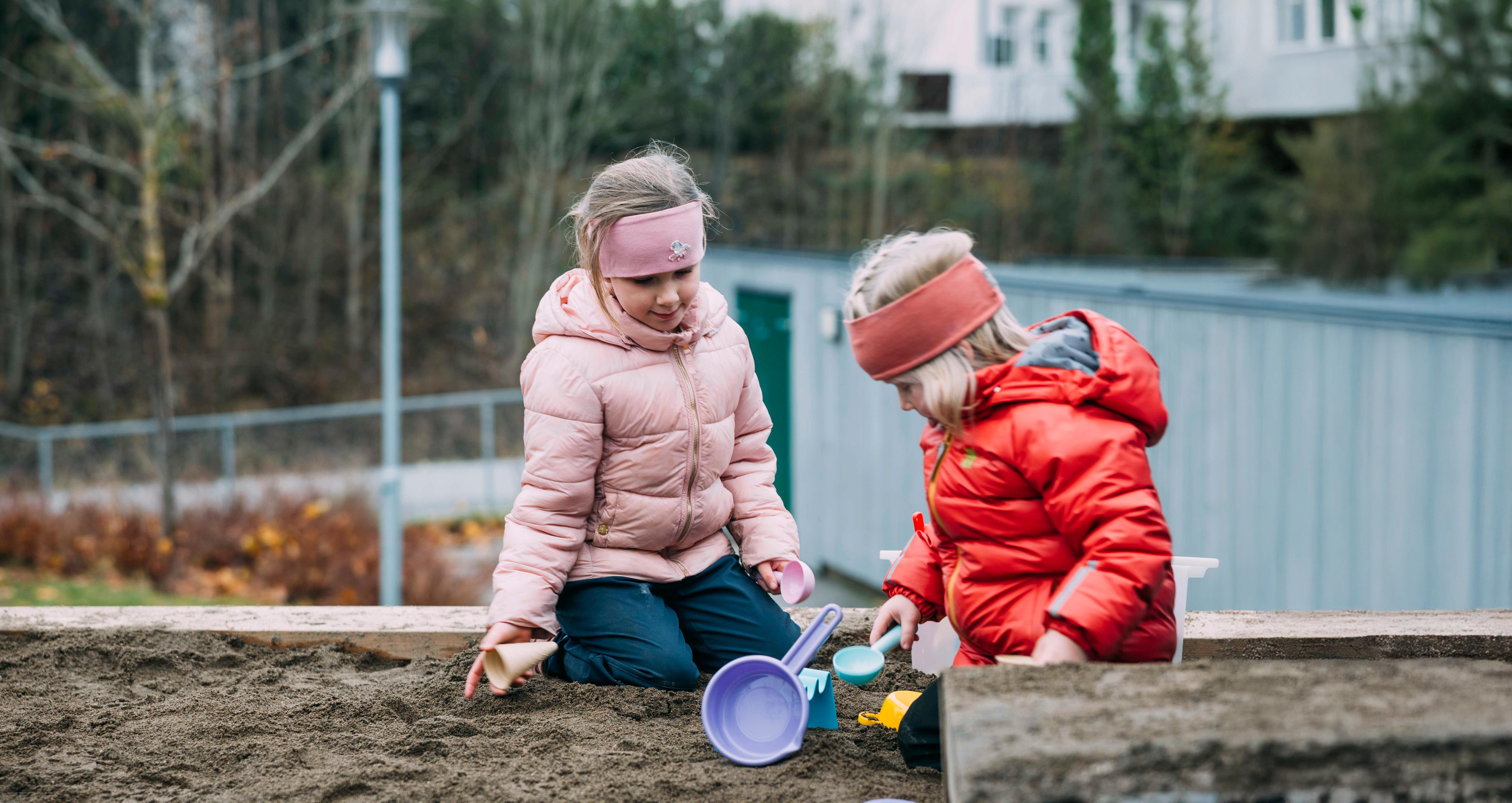To barn leker i sandkassen
