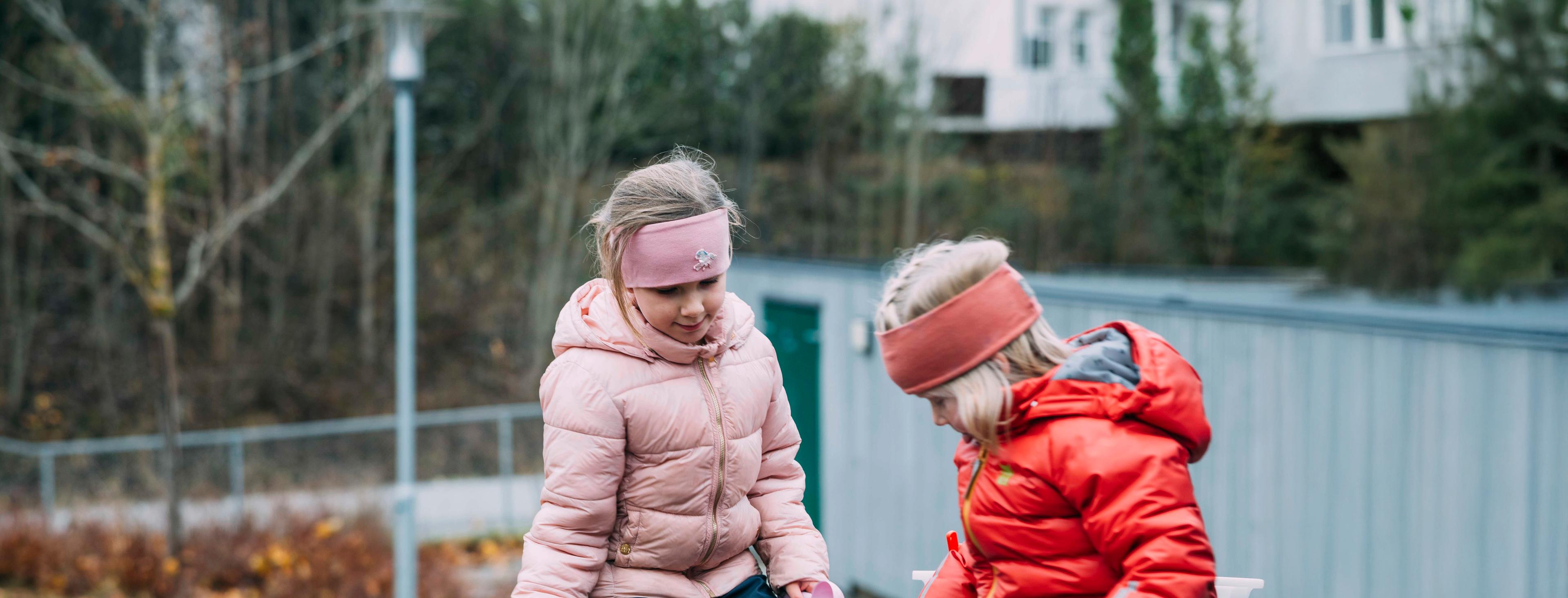 To barn leker i sandkassen