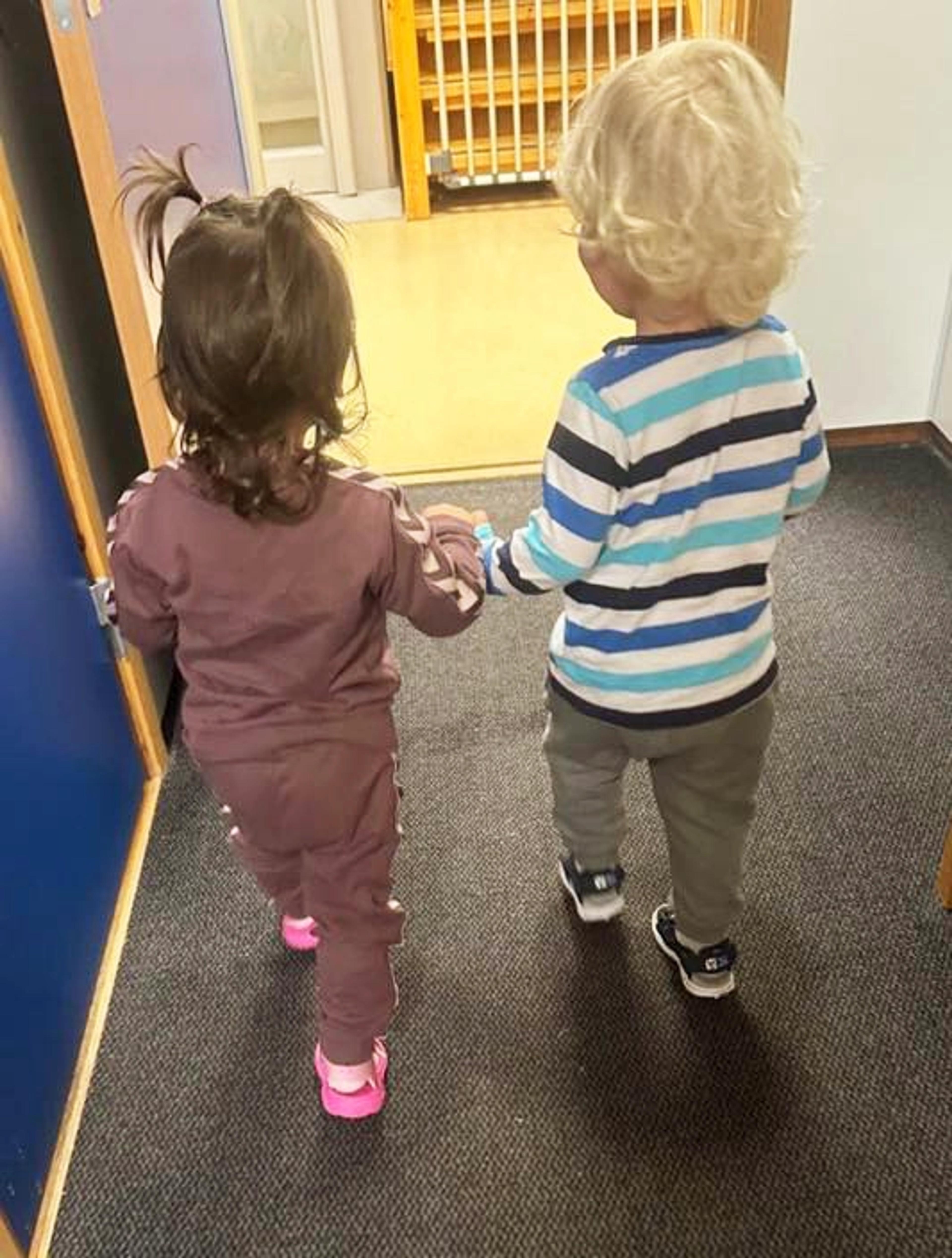 To barn som holder hende i Espira Kniveåsen