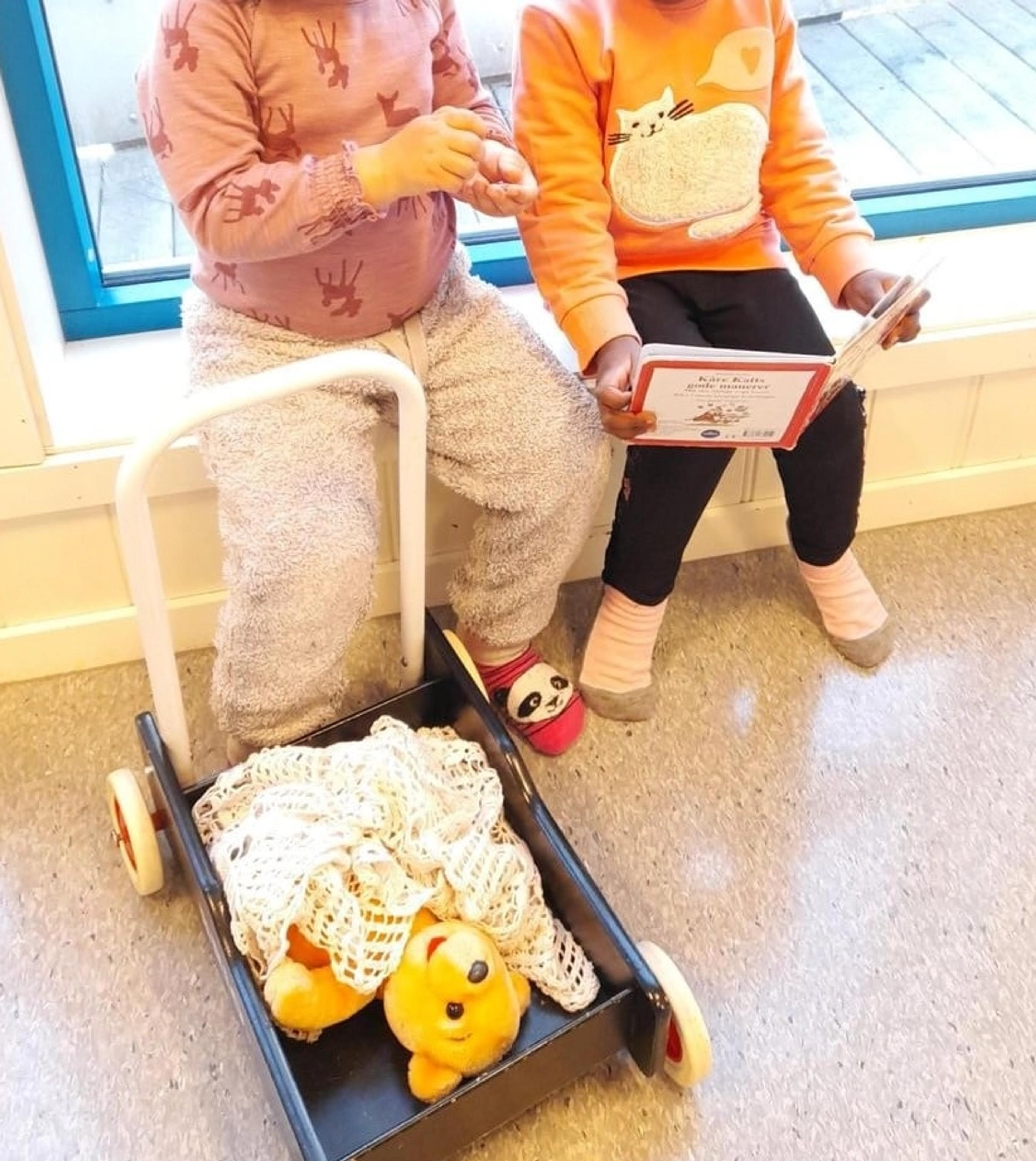 To barnehagebarn som leser sammen i Espira Hovsmarka