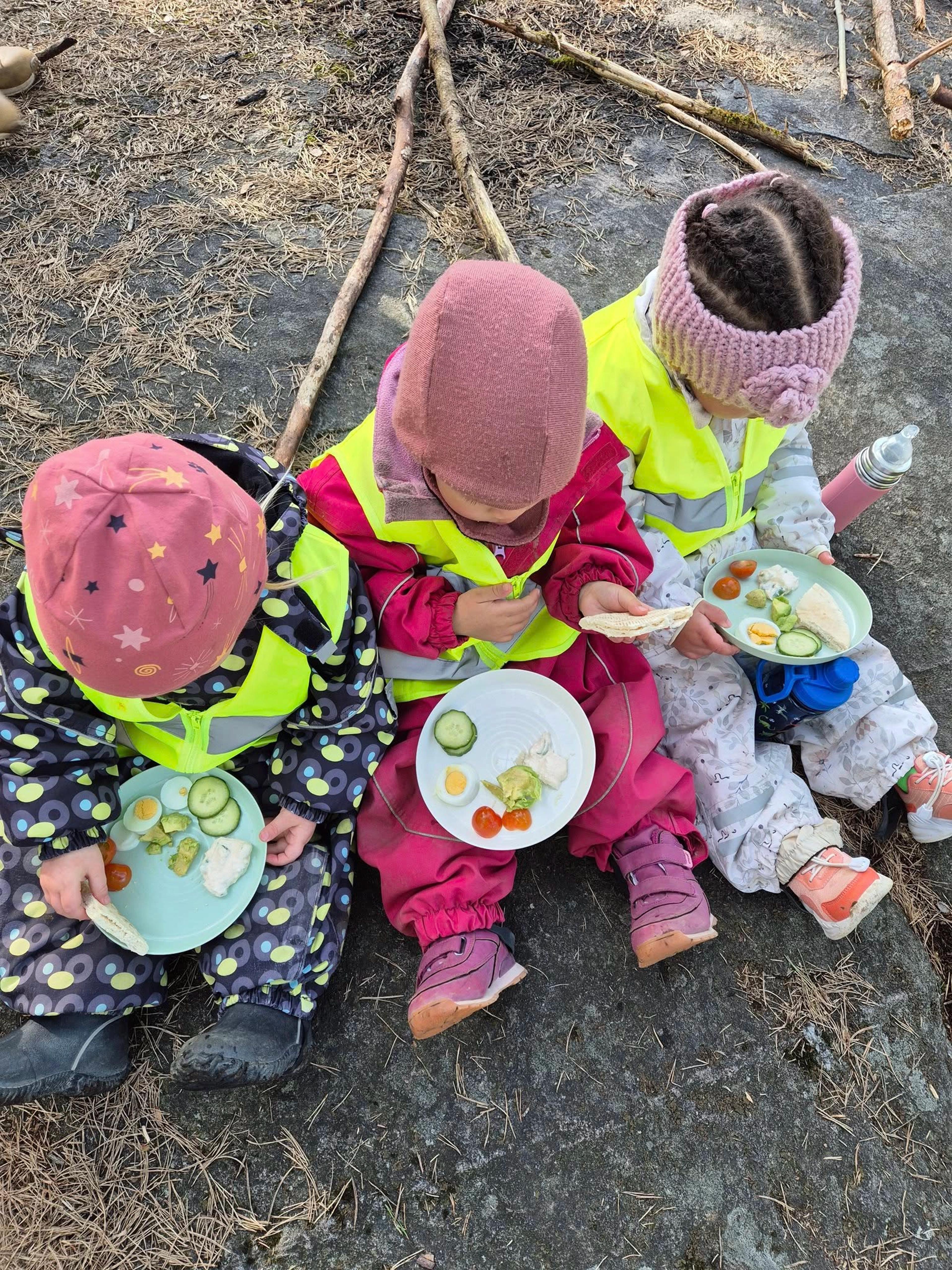 Barn som spiser ute i Espira Skolegata