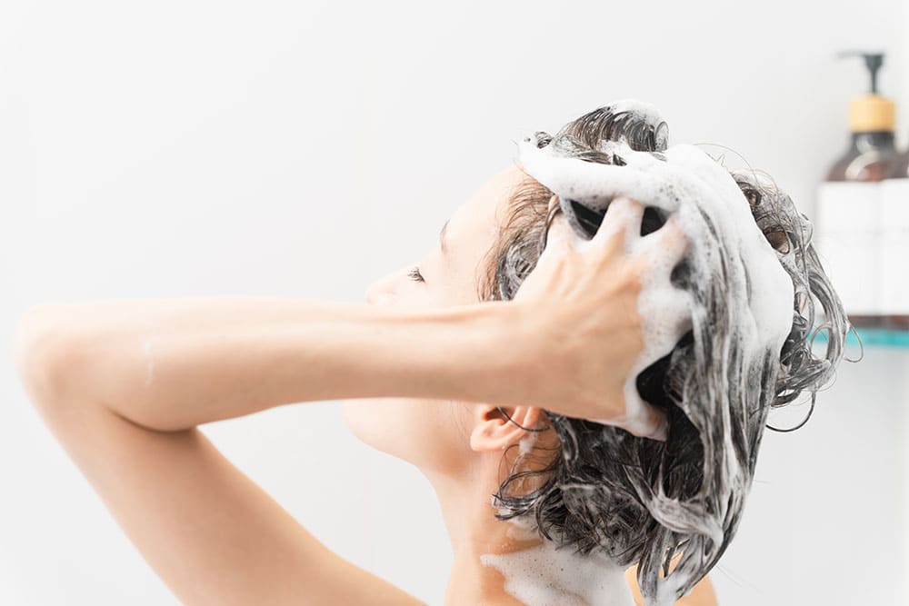 シャンプーをしている女性