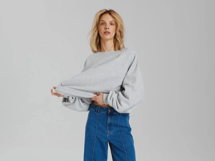 stylizacja z szarą bluzą