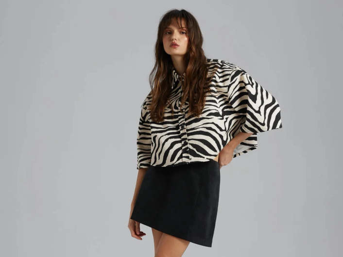 stylizacja ze spódniczką i koszulą w zeberkę