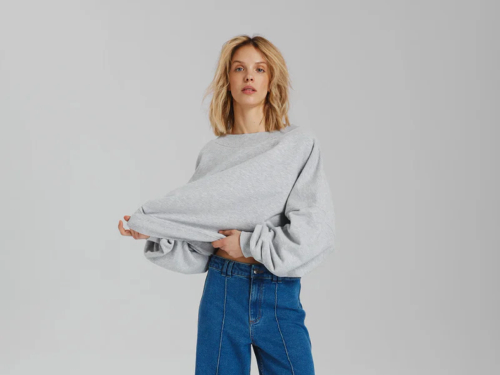 stylizacja z szarą bluzą