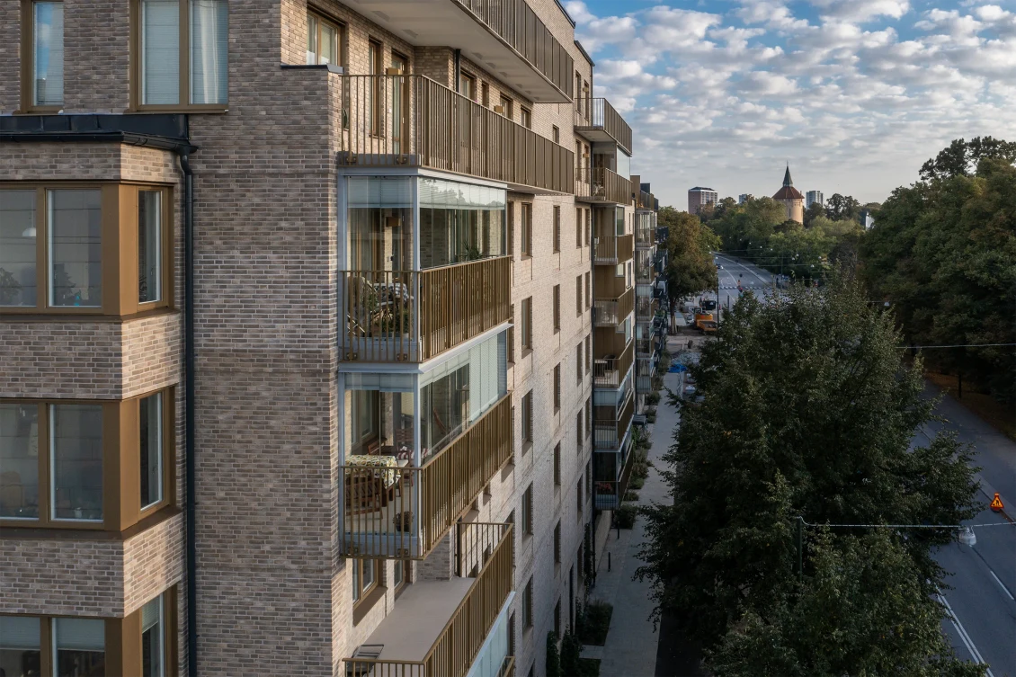 Balkong med utsikt över staden