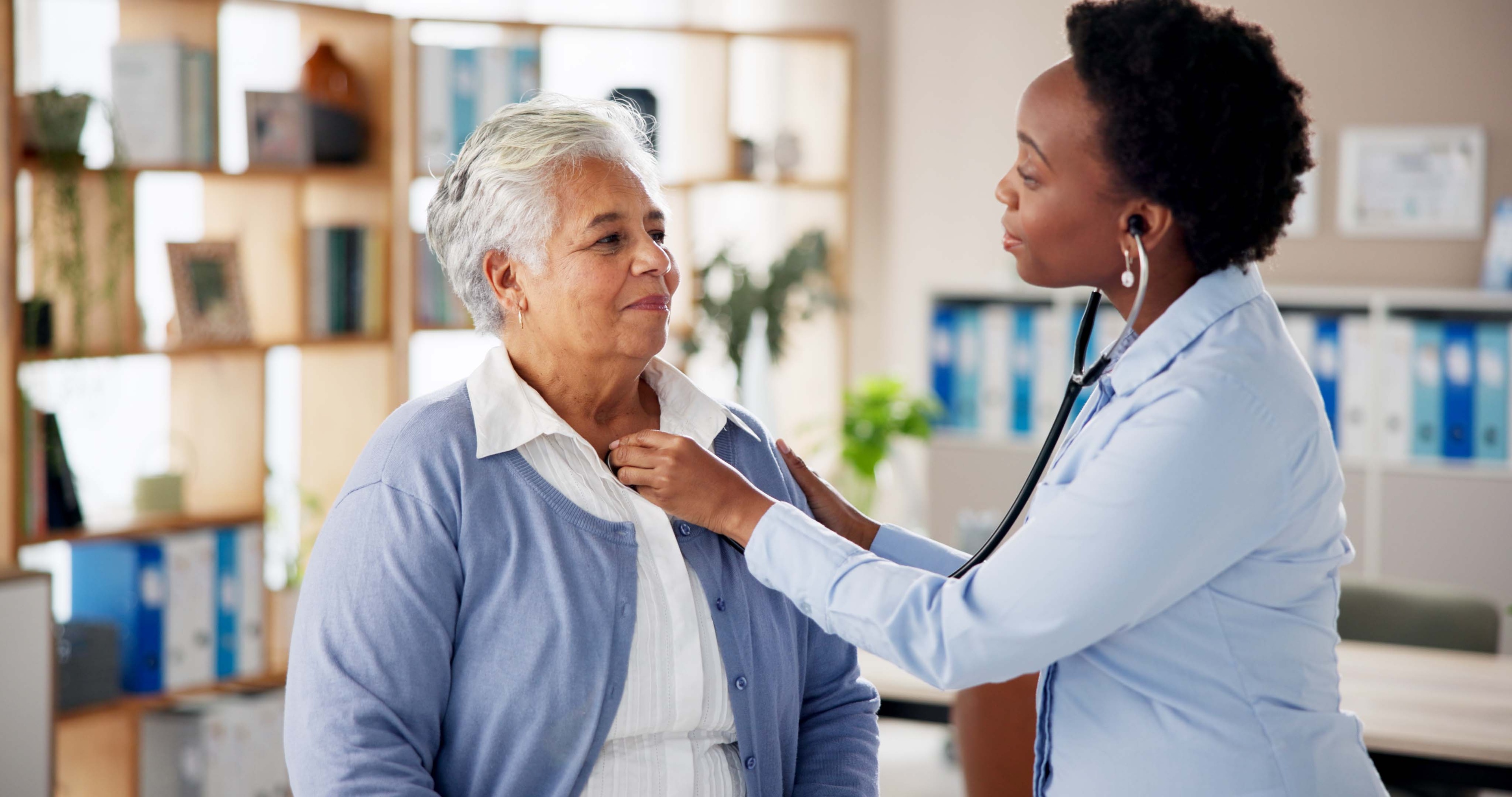 Women 65+ speaking to her provider about medication management