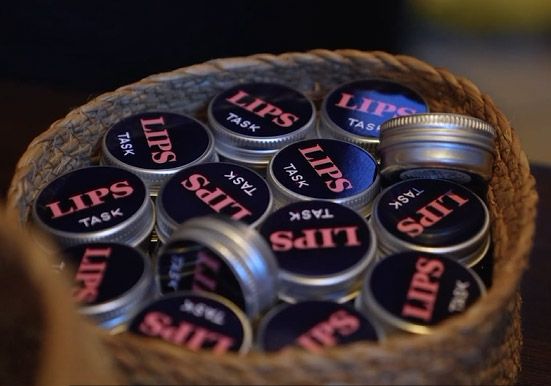 LIPS TASK logo på en samling runde bokser leppepomader.