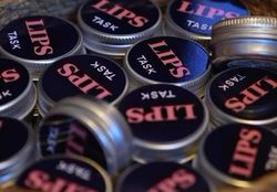 LIPS TASK logo på en samling runde bokser leppepomader.